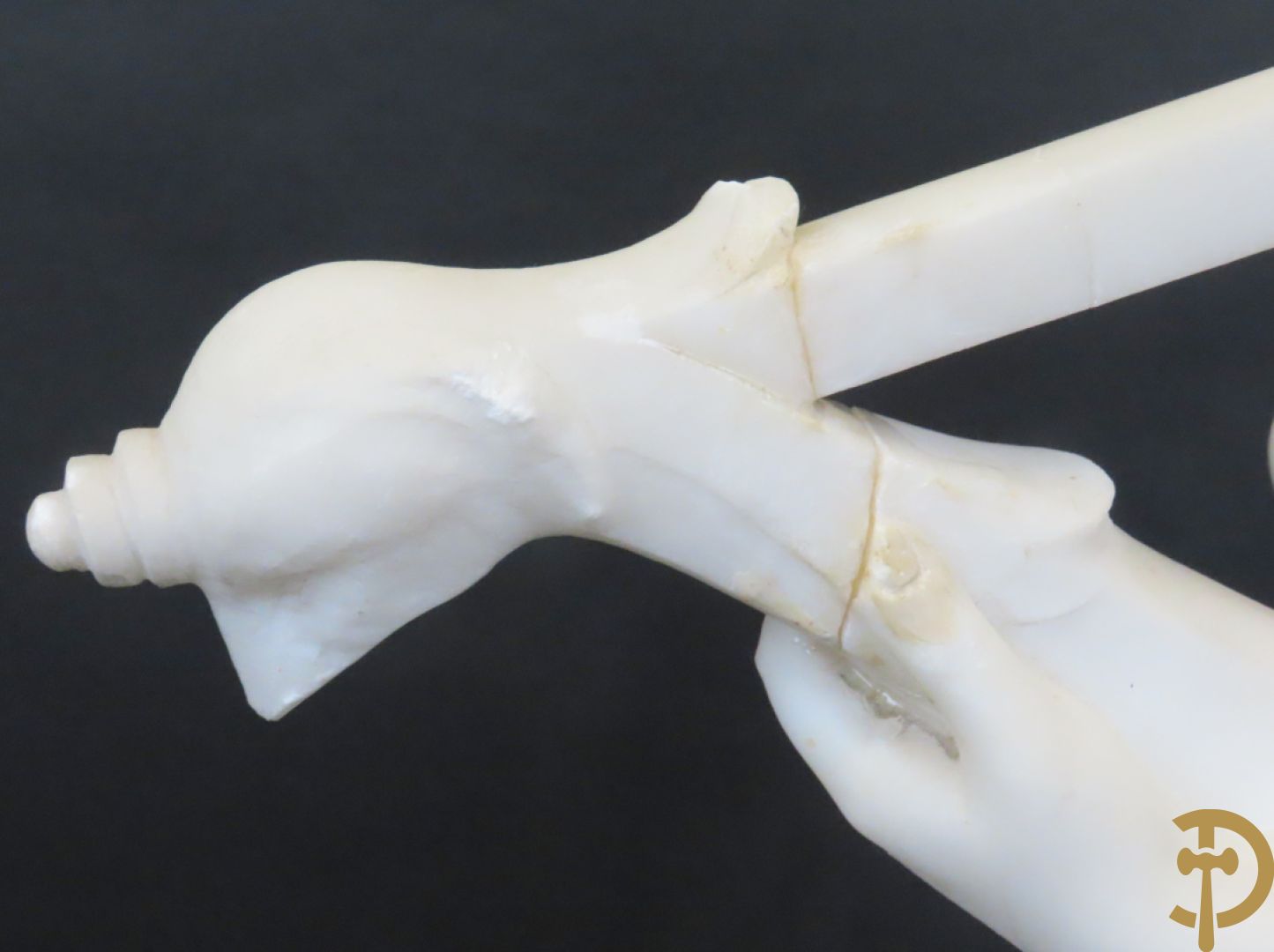 Prof. Fagioli Firenze getekend : Witte marmersculptuur van zittende dame met ontblote boezem met muziekinstrument