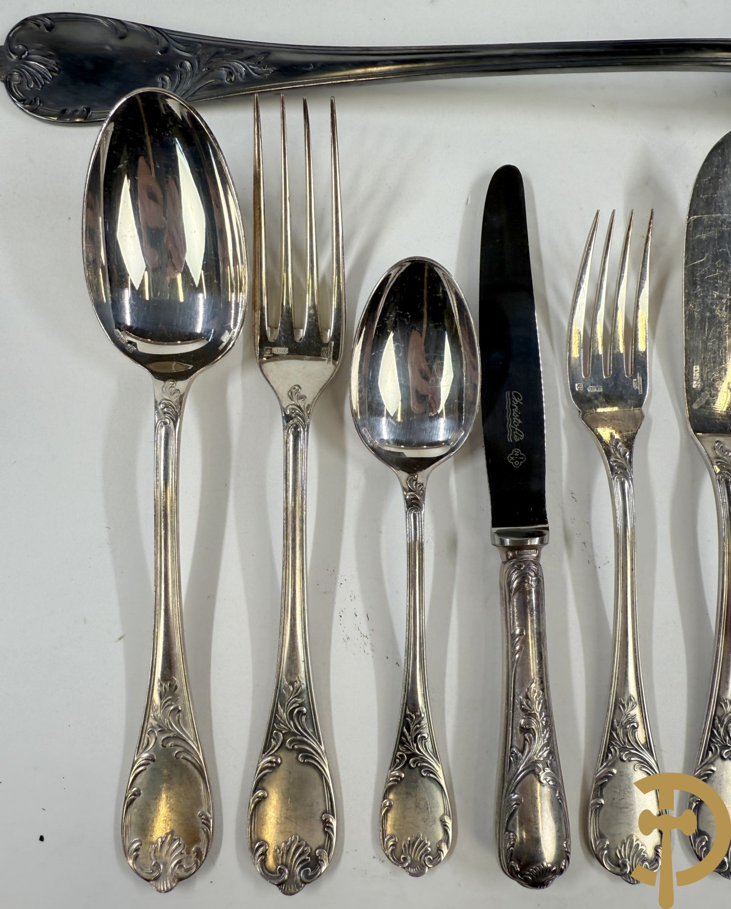 Verzilverd bestek Christoffle, model Marly bestaande uit 12 messen, 12 vorken, 12 lepels, 12 dessertvorken en 12 dessertlepels, 6 visvorken en 6 vismessen, 9 koffielepels en pollepel in schrijn