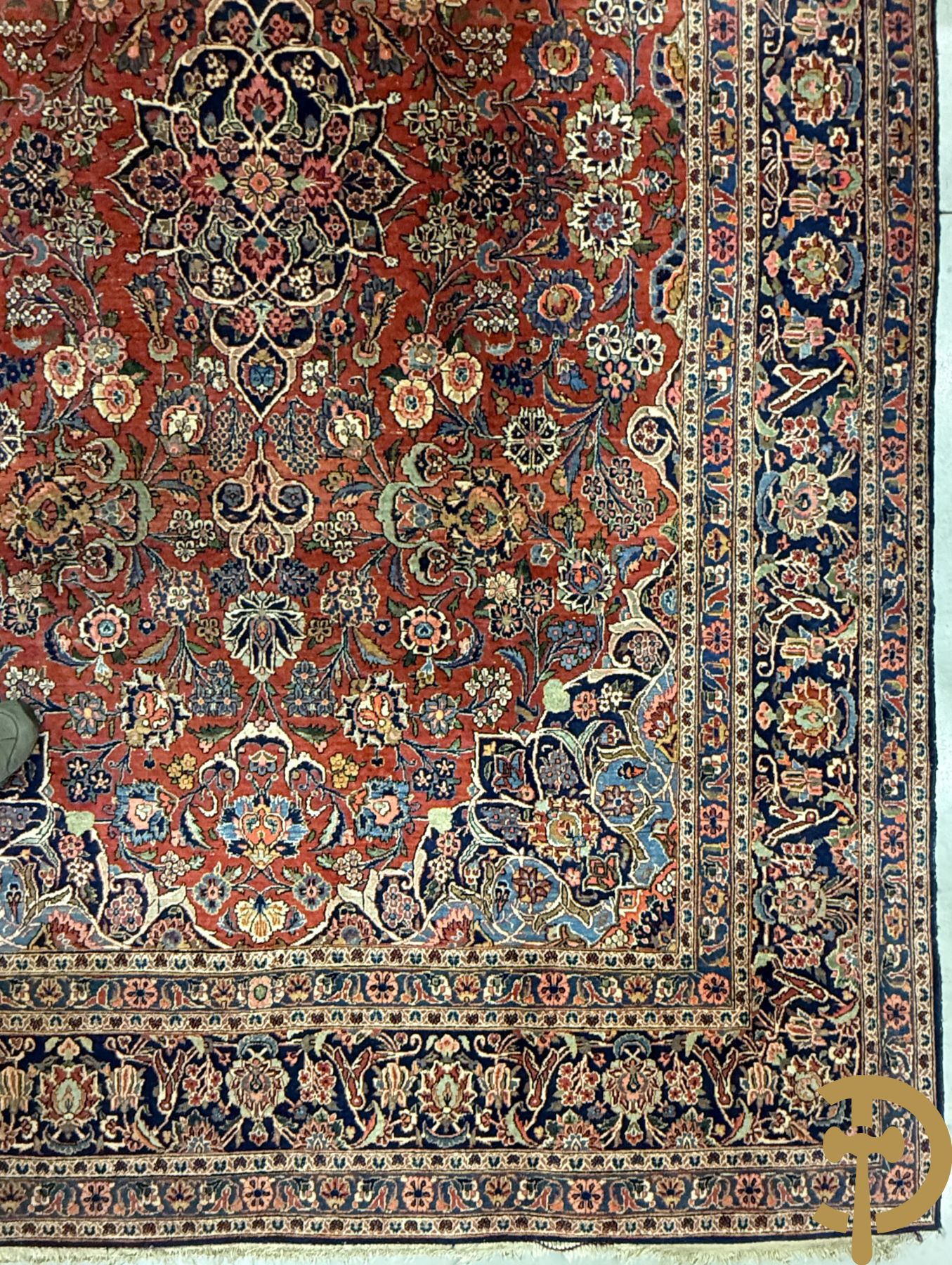 Oosters handgeknoopt tapijt met bloemenmotieven op rode fond