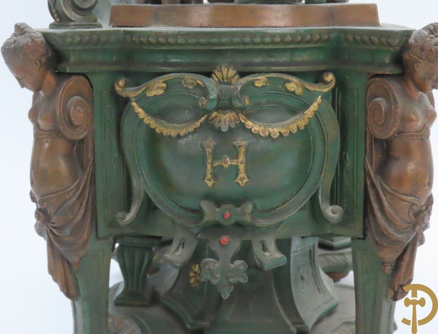 Driedelige kunstbronzen garnituur bestaande uit pendule met paar schakende edelheren, bezet met kariatiden - geflankeerd door paar driearmige kandelaars gehouden door 2 edelheren