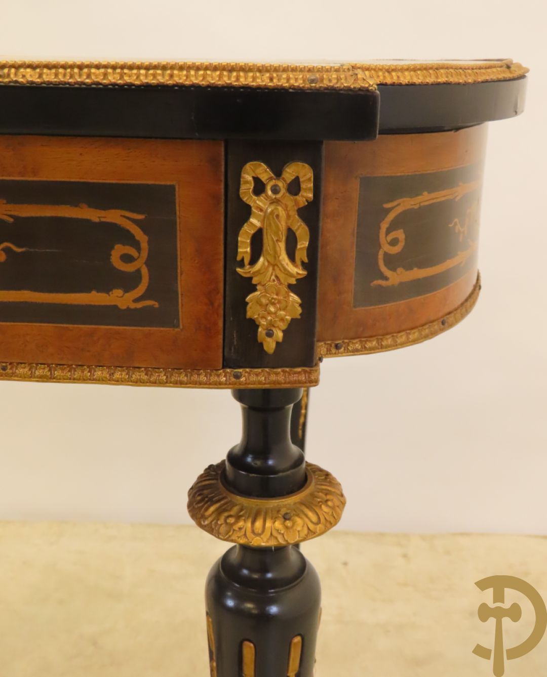 Napoleon III openklapbare opschiktafel/naaitafel met bloemenmarquetterie en amfoor in bovenblad, 19e