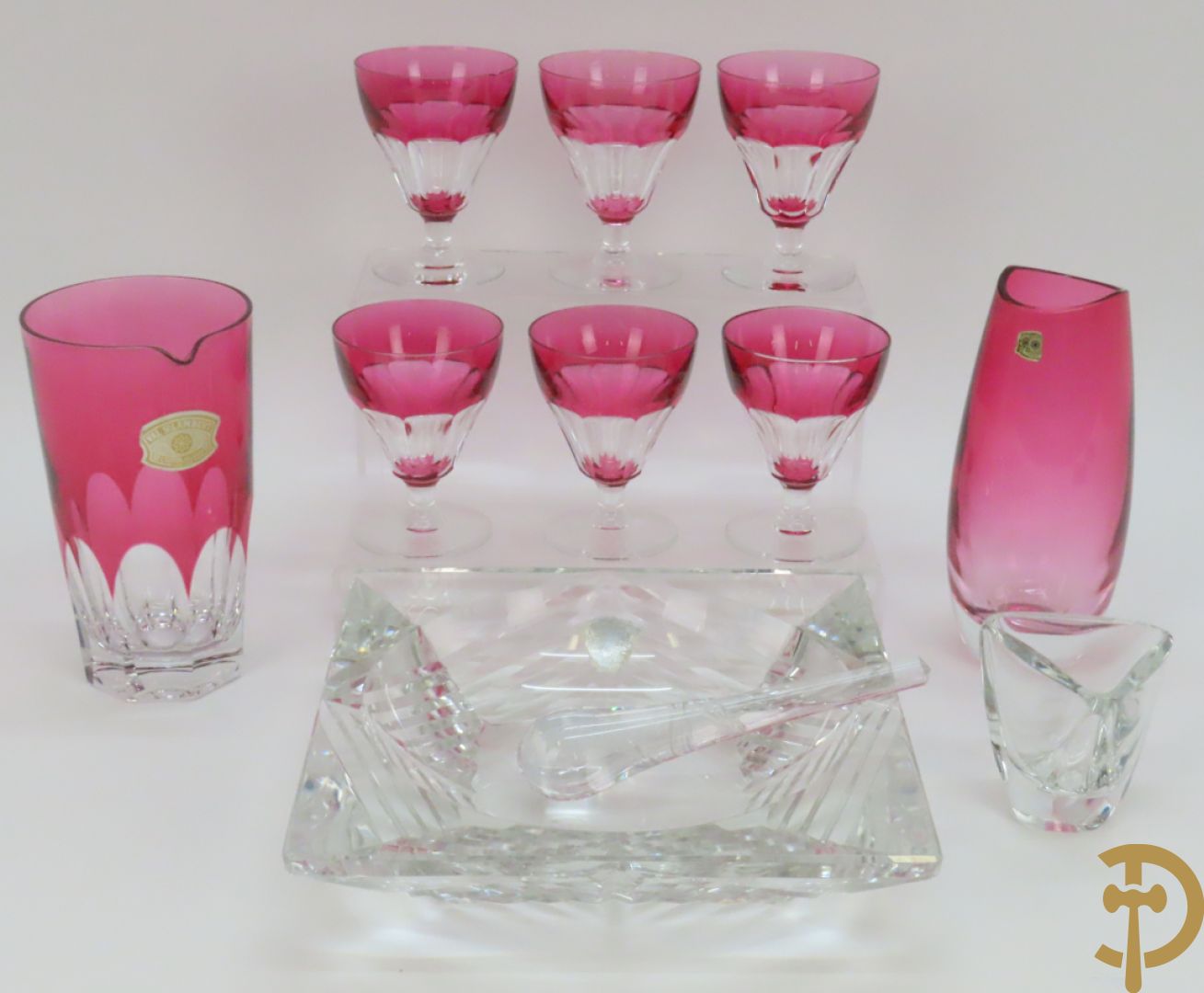 Zes gekleurde Val-Saint-Lambert glazen + 3 vaasjes + asbak