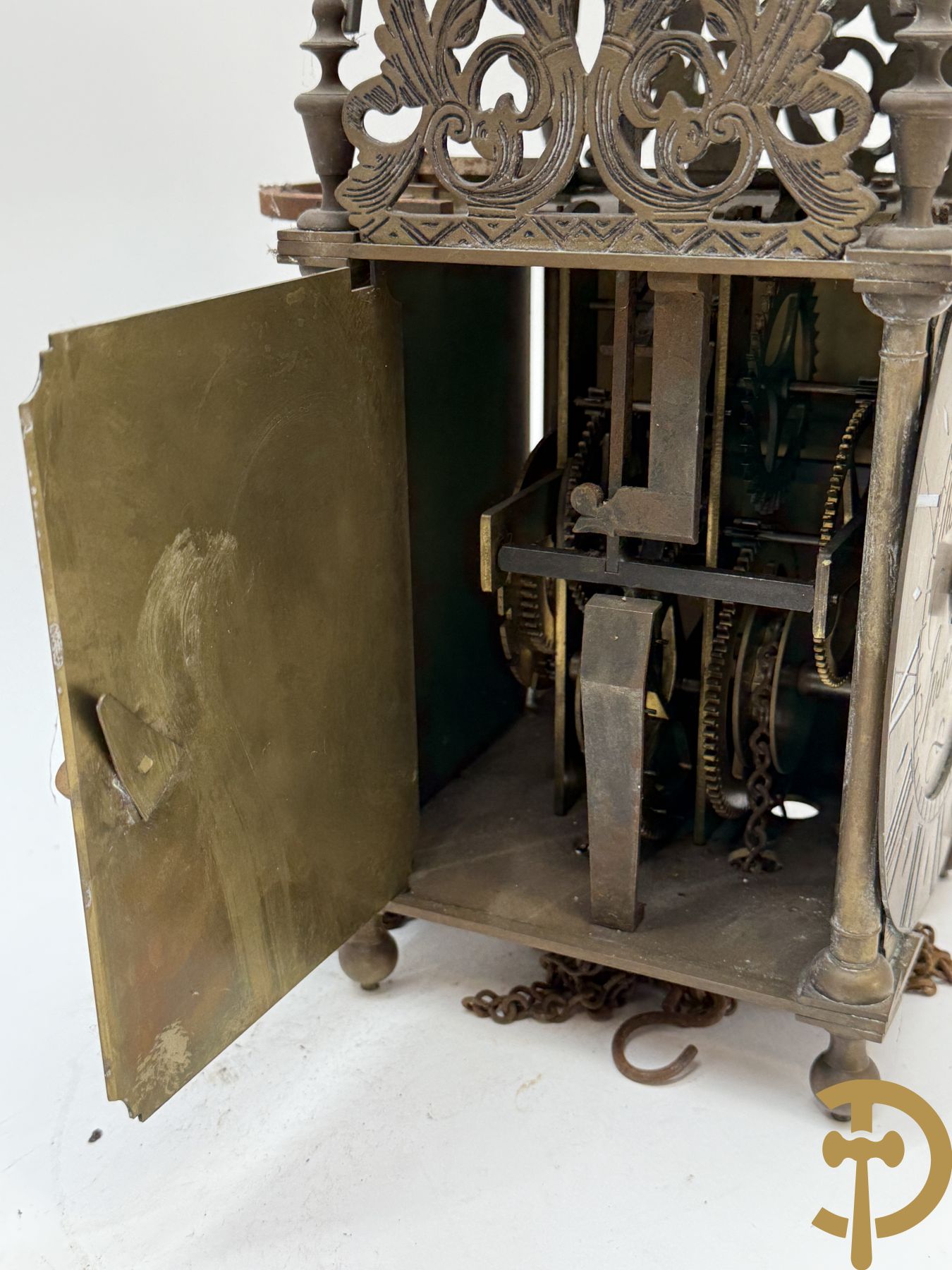 Twee koperen lantaarnklokken, gemerkt Tho Moore Ipswich waarvan 1 met bijhorende slinger en gewicht en de andere zonder