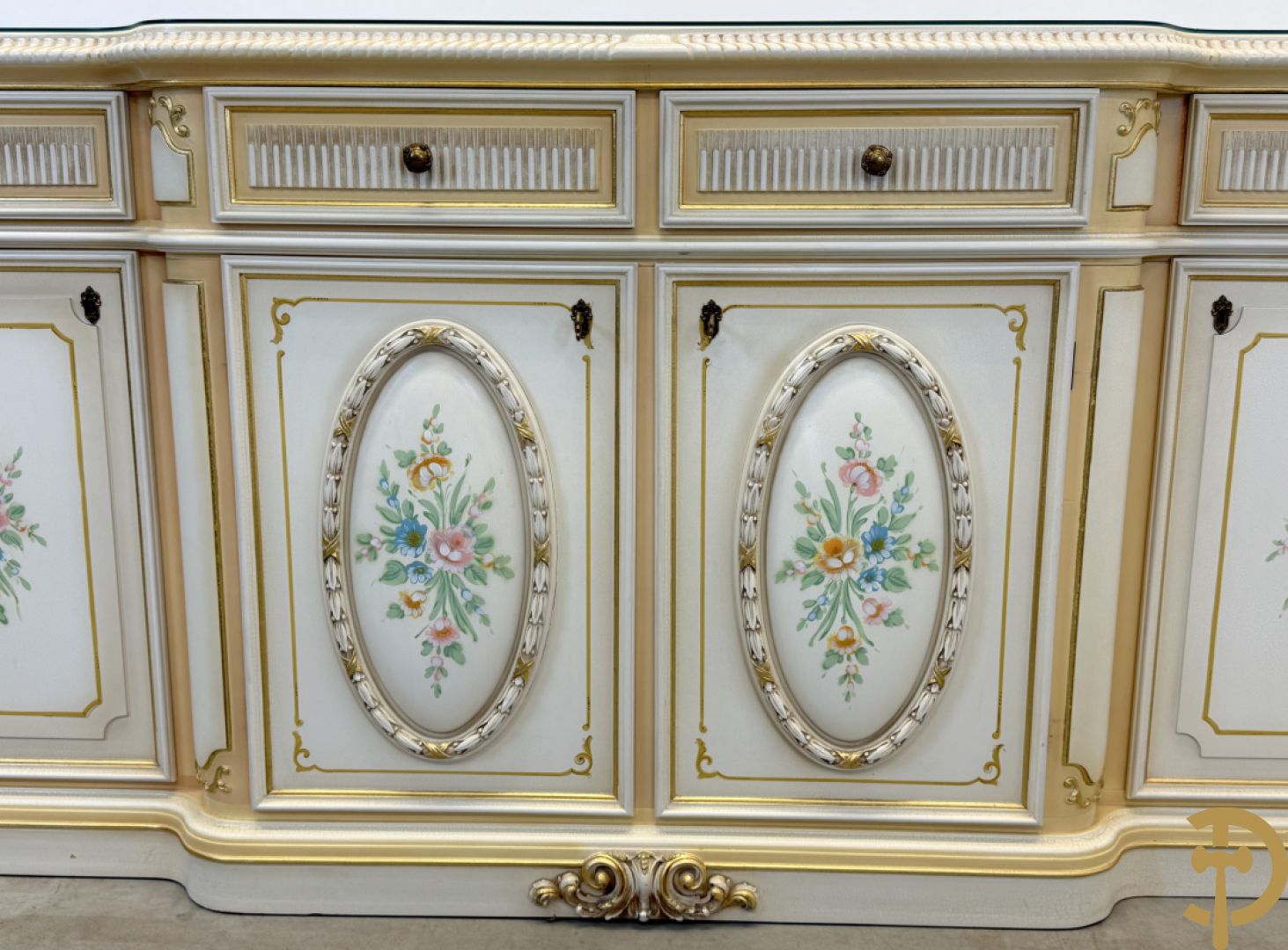 Italiaanse eetkamer met beschilderd bloemenmotief bestaande uit vierdeursdressoir met beschilderde bloemenmotieven, accanthusranken en glazen blad, tafel op gesculpteerde poten en 6 stoelen