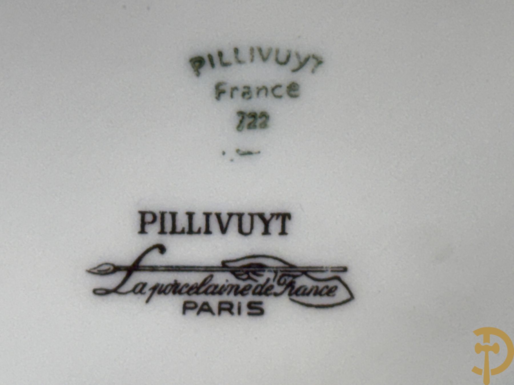 Sèvres stijl vaas met geanimeerde galante scène, zijdelings met paar bronzen armen + schaal met bloementafereel, Limoges stijl