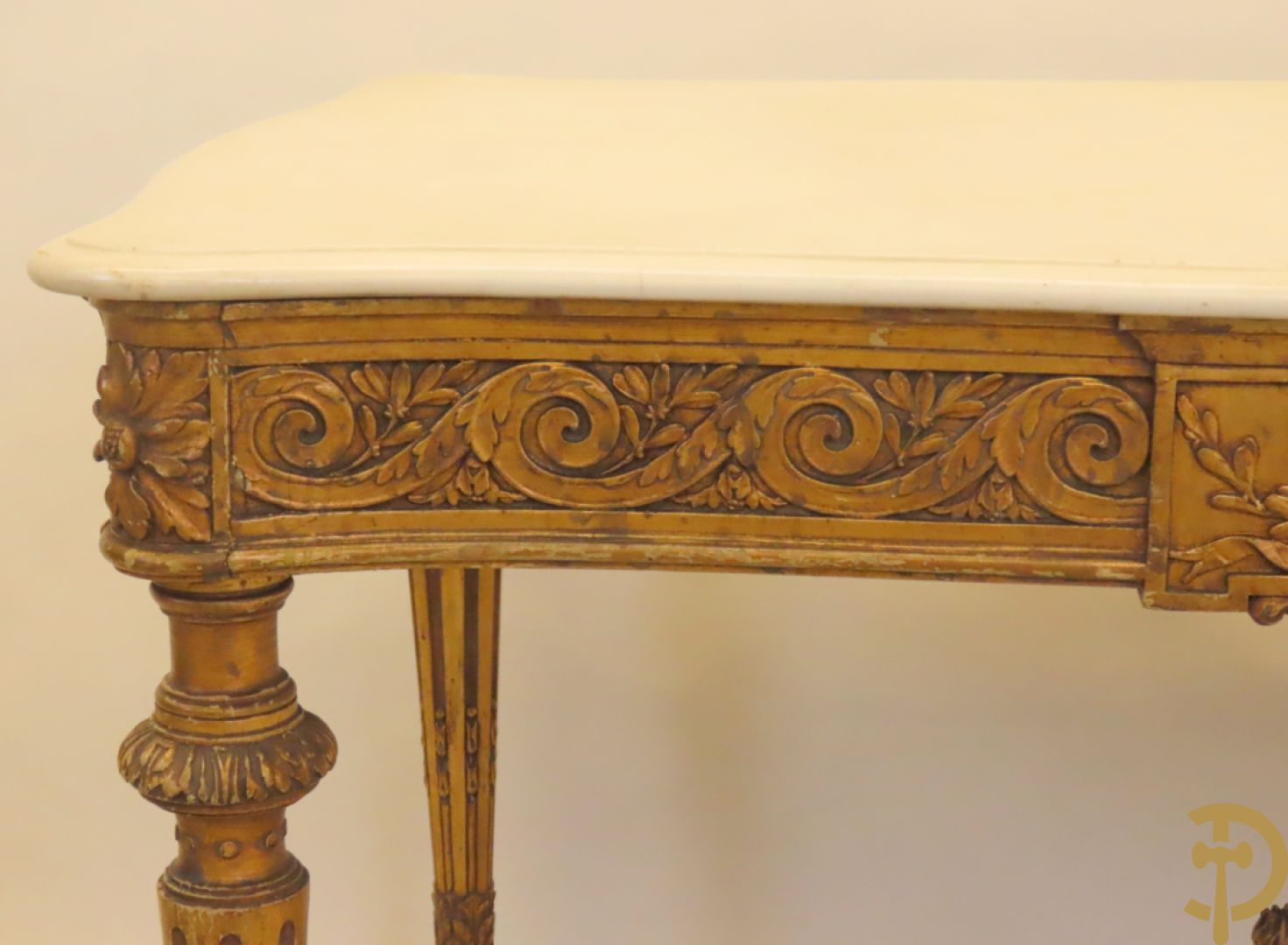 Vergulde salontafel met Louis XVI motieven op gecanneleerde poten