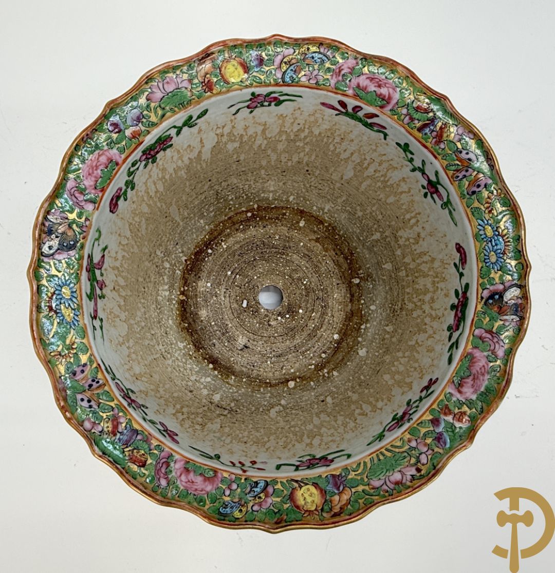 Paar Chinese porseleinen Kanton cachepots met geanimeerd decor