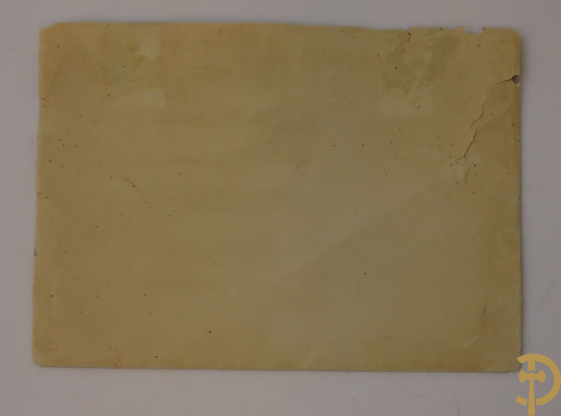 Zes porseleinen borden onder gemerkt met zwaarden / Meissen : 1 bord met stadstafereel, 1 verlucht bord met drakendecor, 1 bord met vogeldecor, 1 met bloemen en 2 met bloemendecor omgeven door vergulde rand