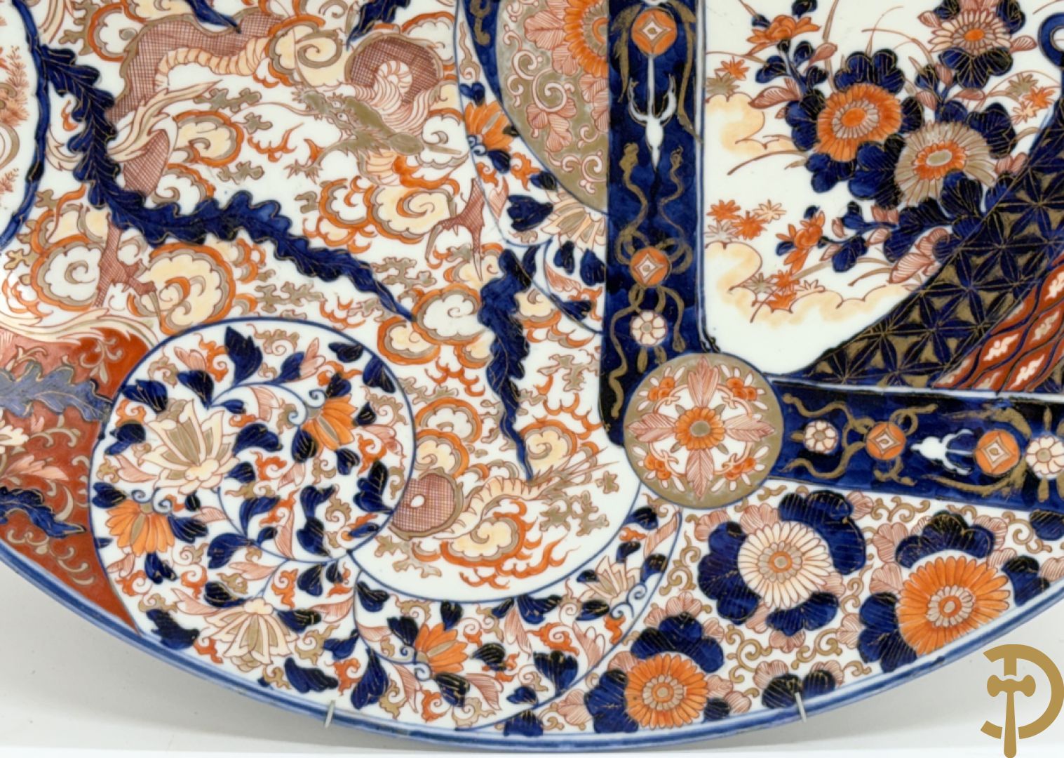 Grote Japanse Imari schotel met decor van draken, vissen en bloemen