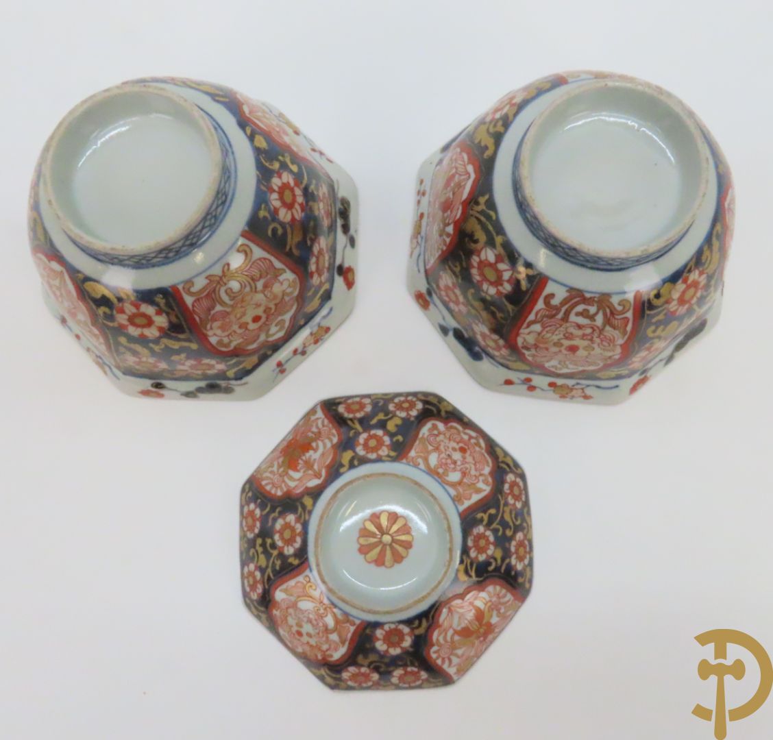 Paar Imari borden + 1 ander Imari bord + 2 Imari coupjes + Imari schoteltje