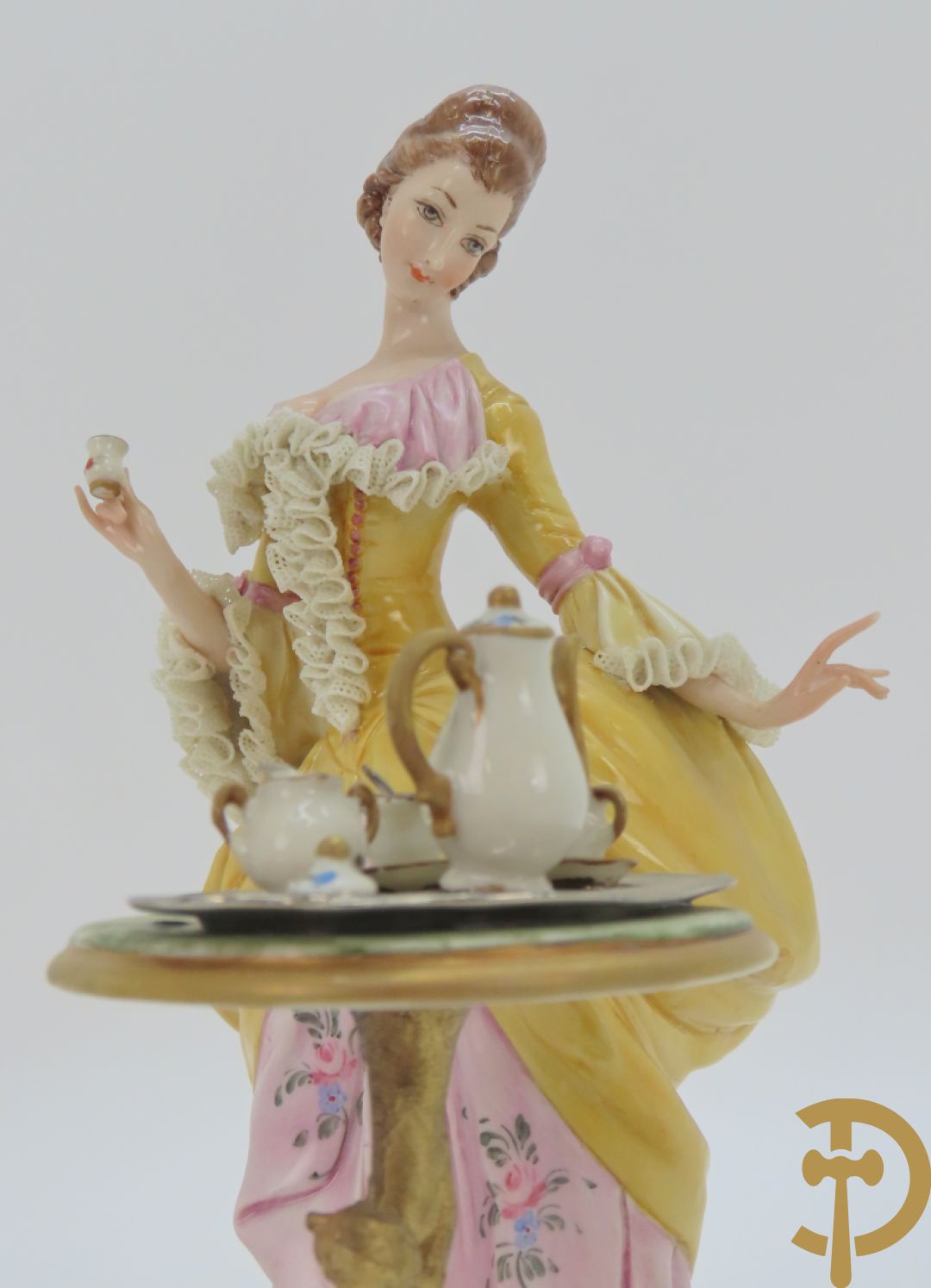 Drie porseleinen sierstukken 