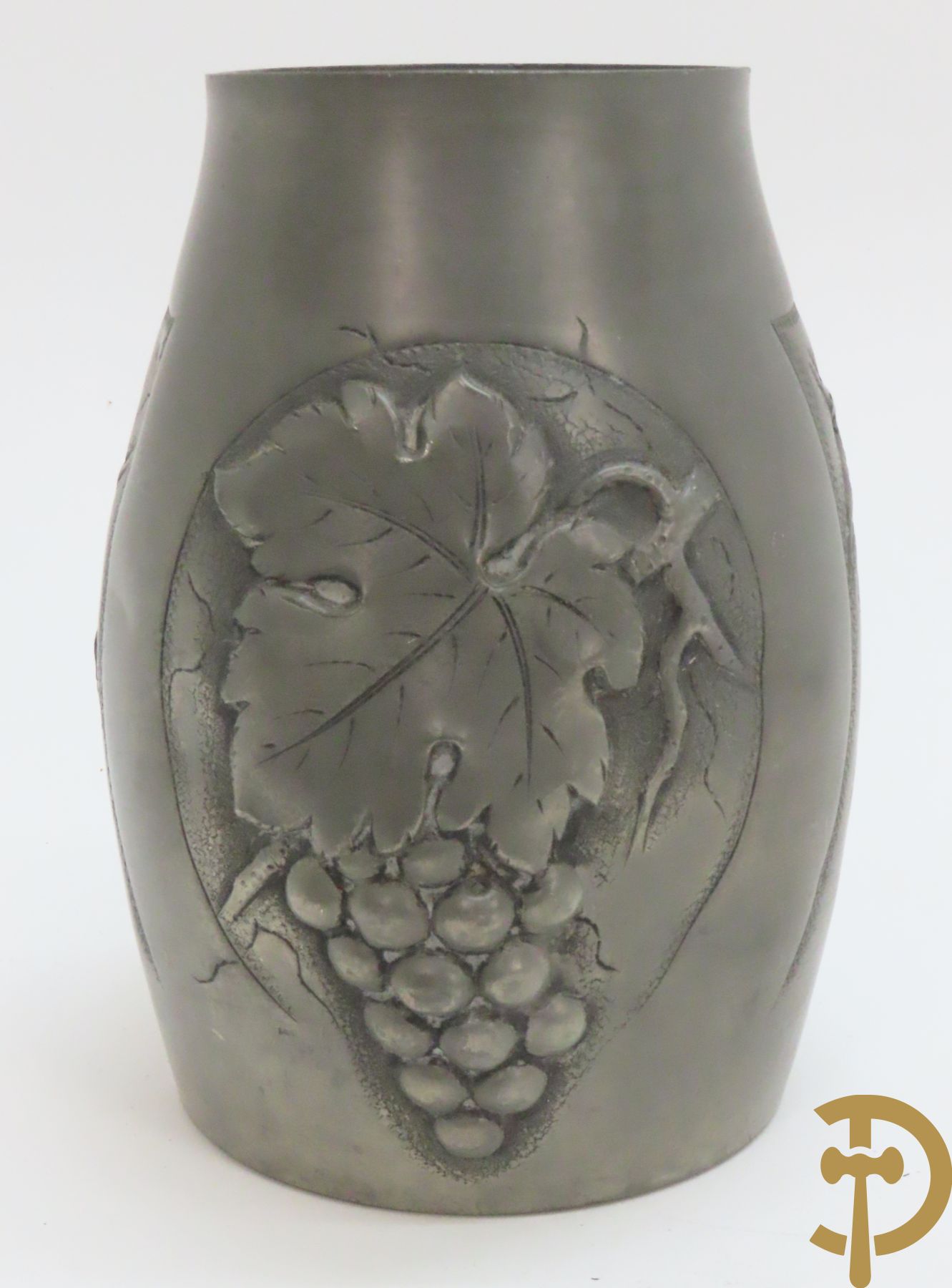 Verzilverde vaas met vogeldecor, Kayser gemerkt + 3 tinnen Art Deco vaasjes w.o. 1 gemerkt Hering + tinnen Art Deco inktstel