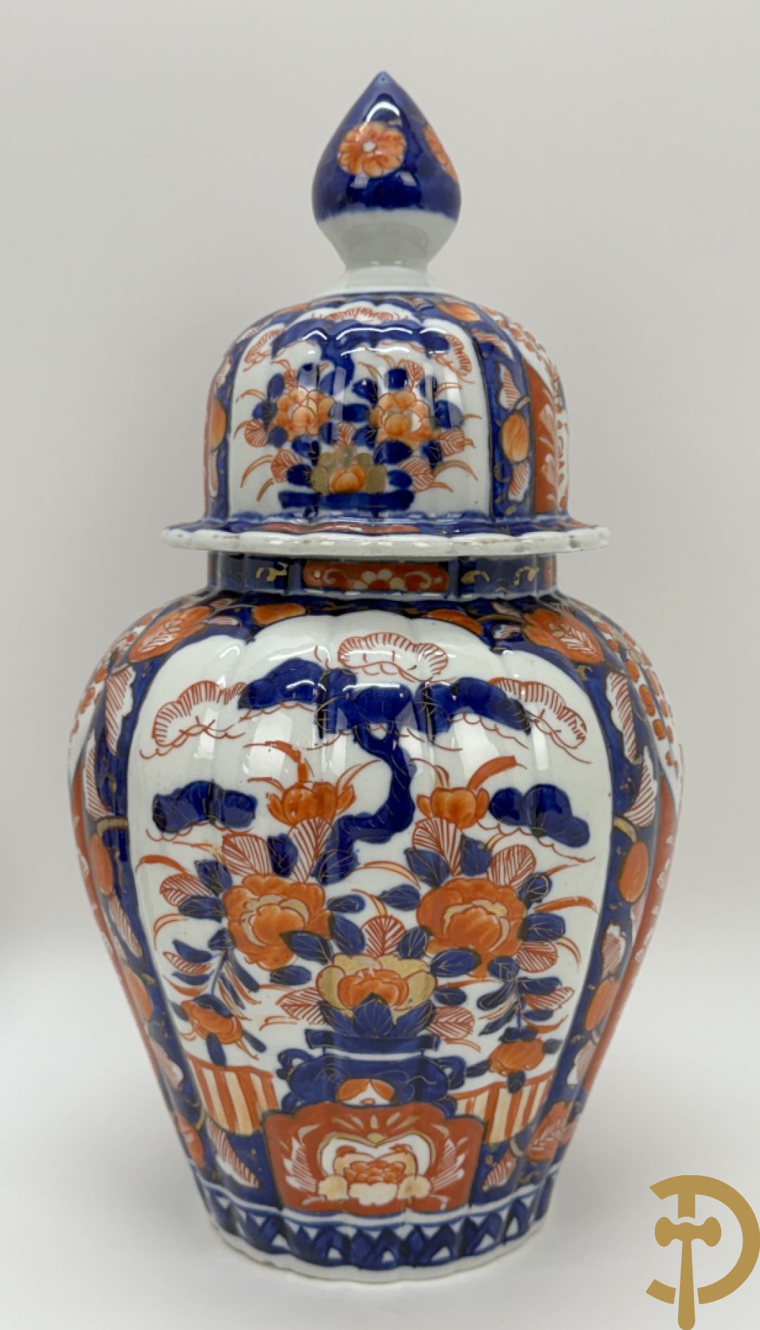 Japanse porseleinen Imari dekselvaas met bloemenmotief + klein flesvormig pique fleur vaasje + 2 Imari bordjes