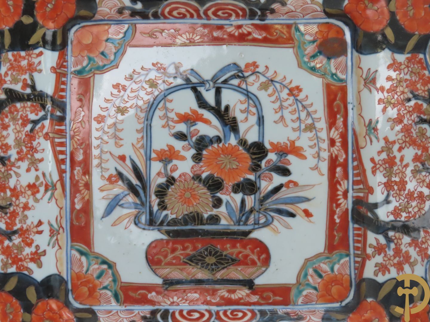 Drie vierkante Imari borden