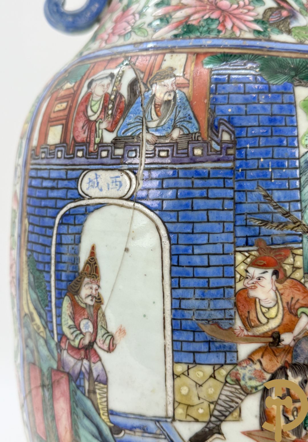 Chinese porseleinen vaas met geanimeerd krijgerdecor en vogeltaferelen