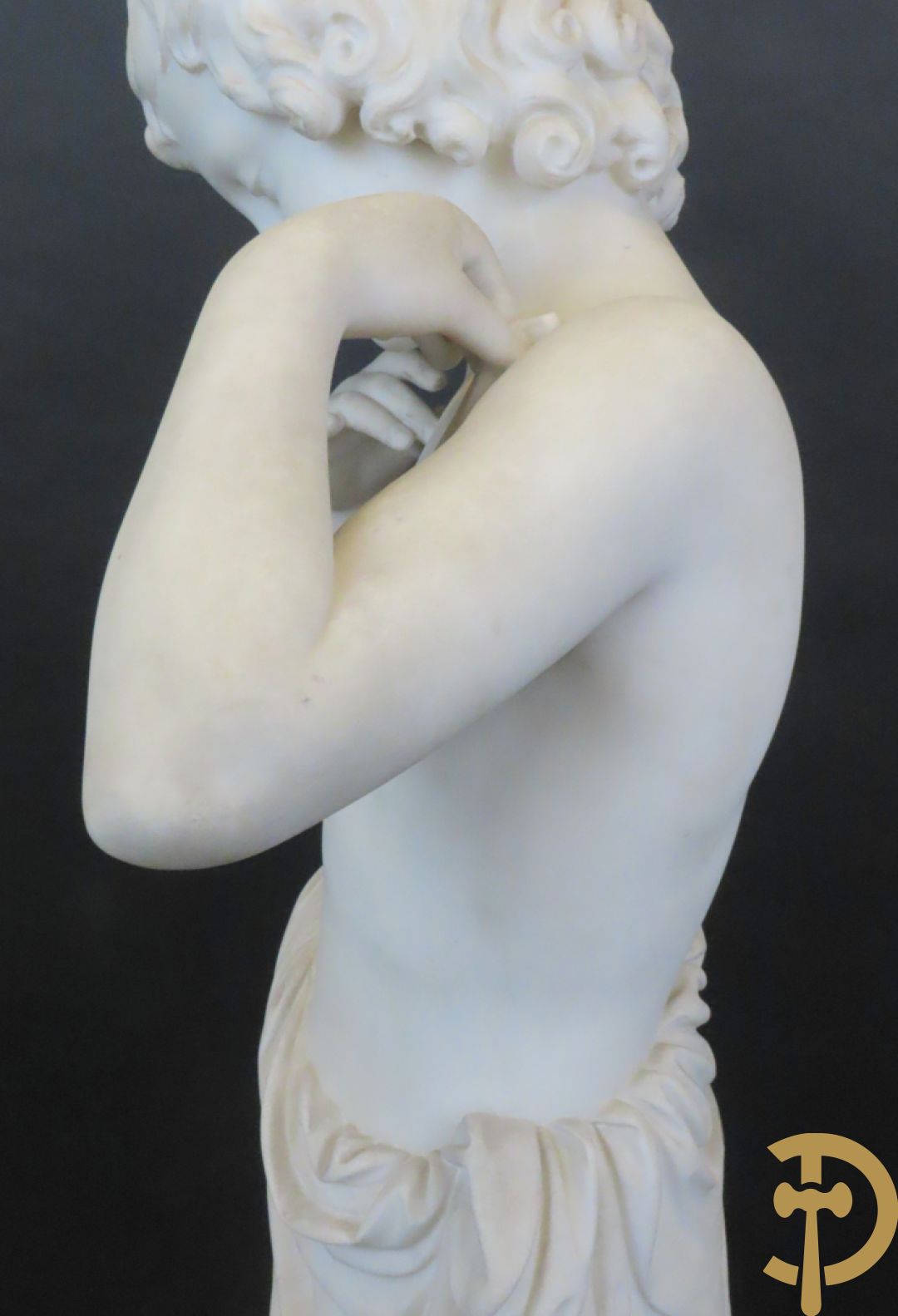 Onleesbaar getekend links achter 