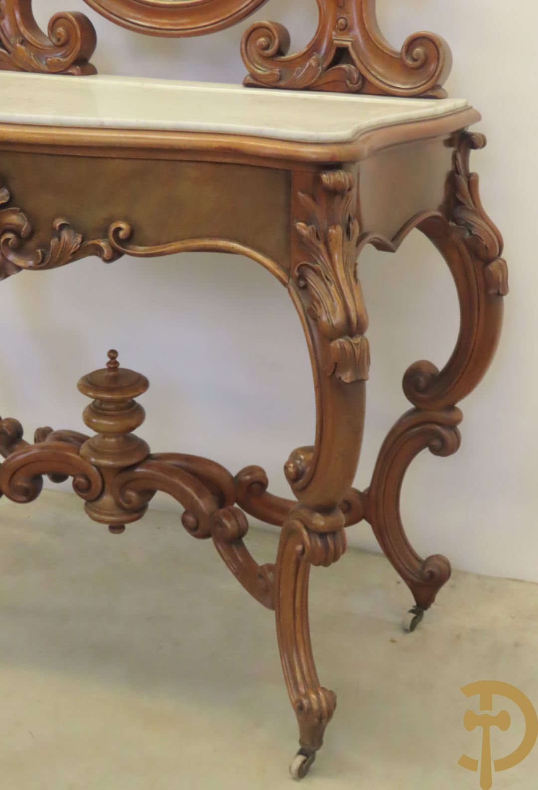 Opschiktafel Louis Philippe met accanthusranken, ovale spiegel en marmeren blad op voluutvormige poten