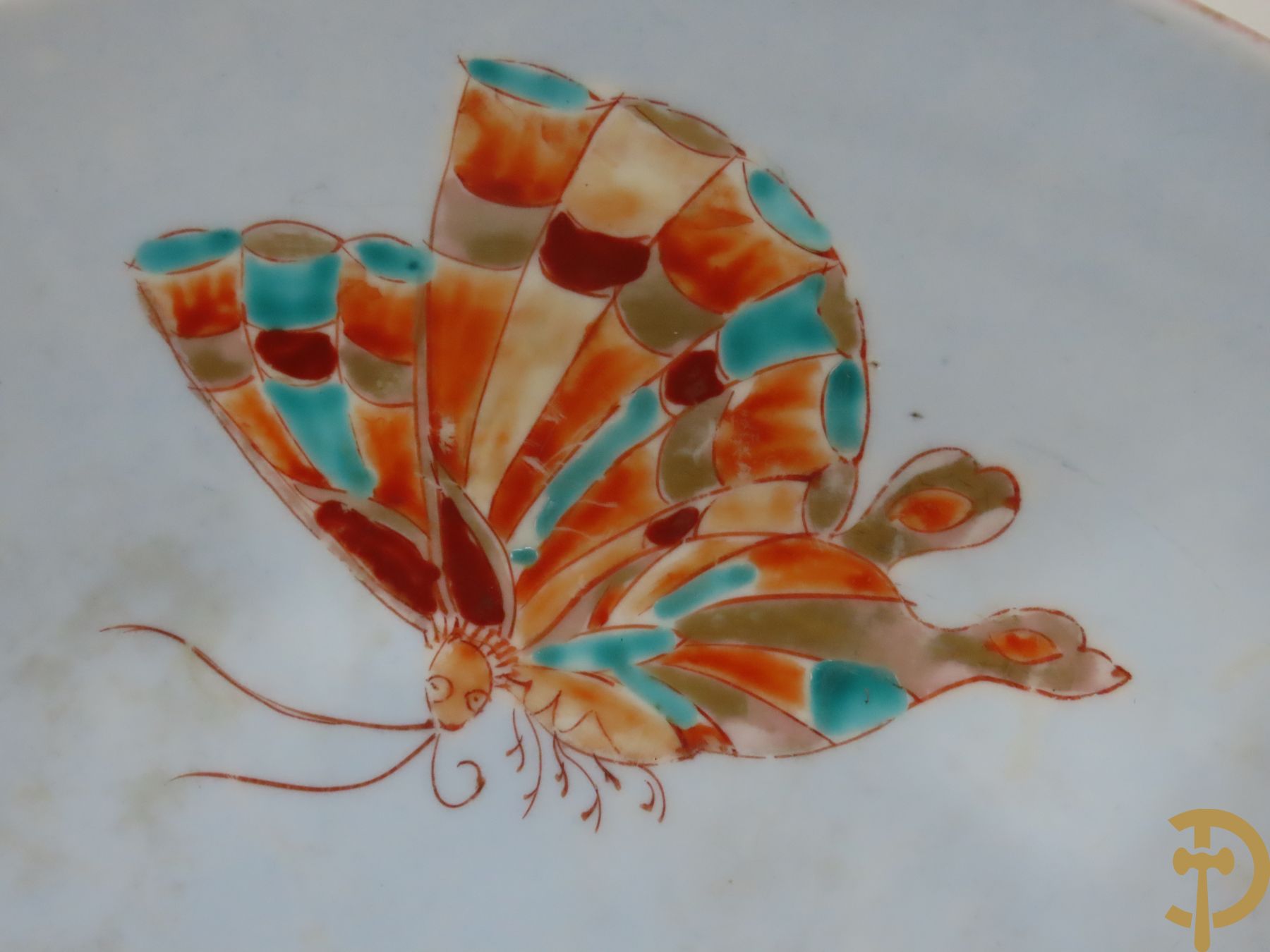 Paar porseleinen borden met vlinderdecor