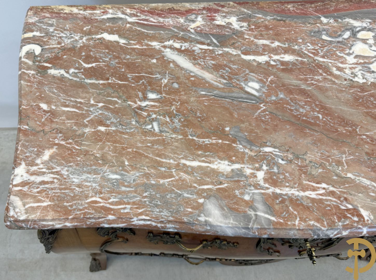 Notelaren Louis XV tweeladencommode met bronsbeslag en marmeren blad