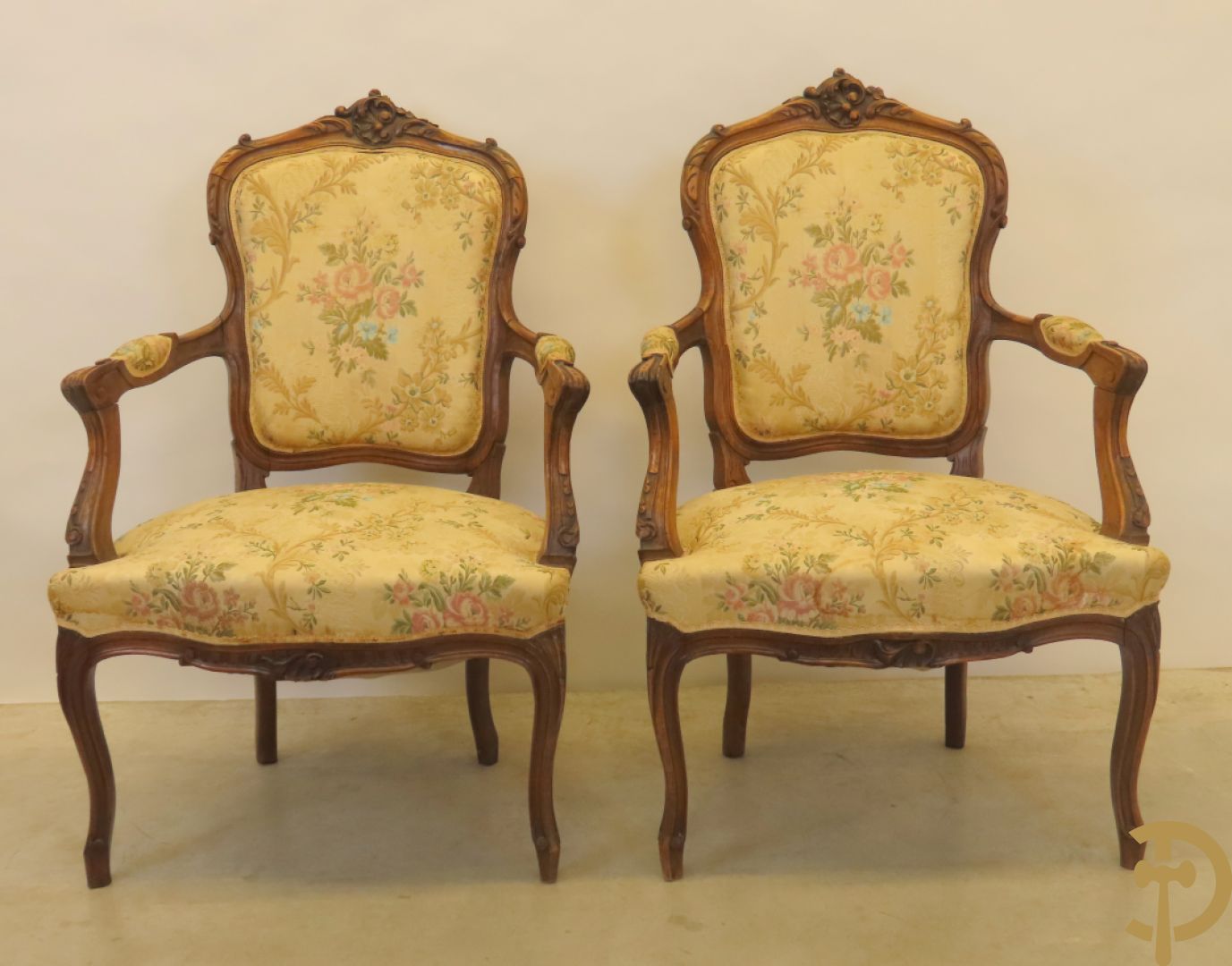 Vijfdelig Louis XV salonensemble in beuk bestaande uit tweezit, 2 armzetels en 2 stoelen