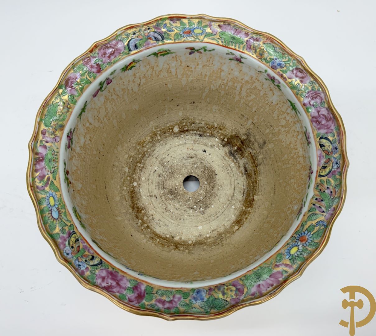 Paar Chinese porseleinen Kanton cachepots met geanimeerd decor