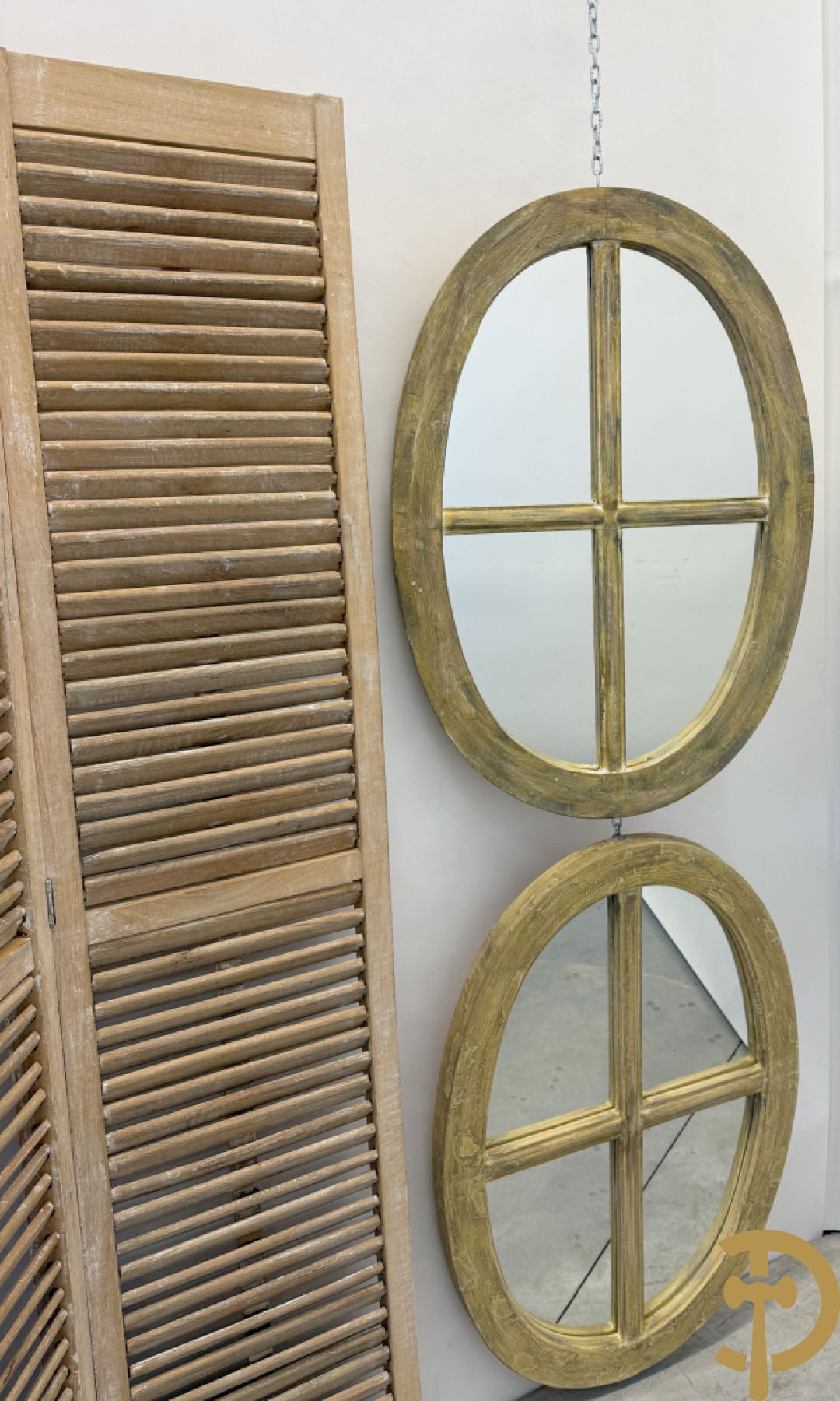 Driedelige paravan gemaakt van shutters + 2 ovale decoratieve spiegels met kruis
