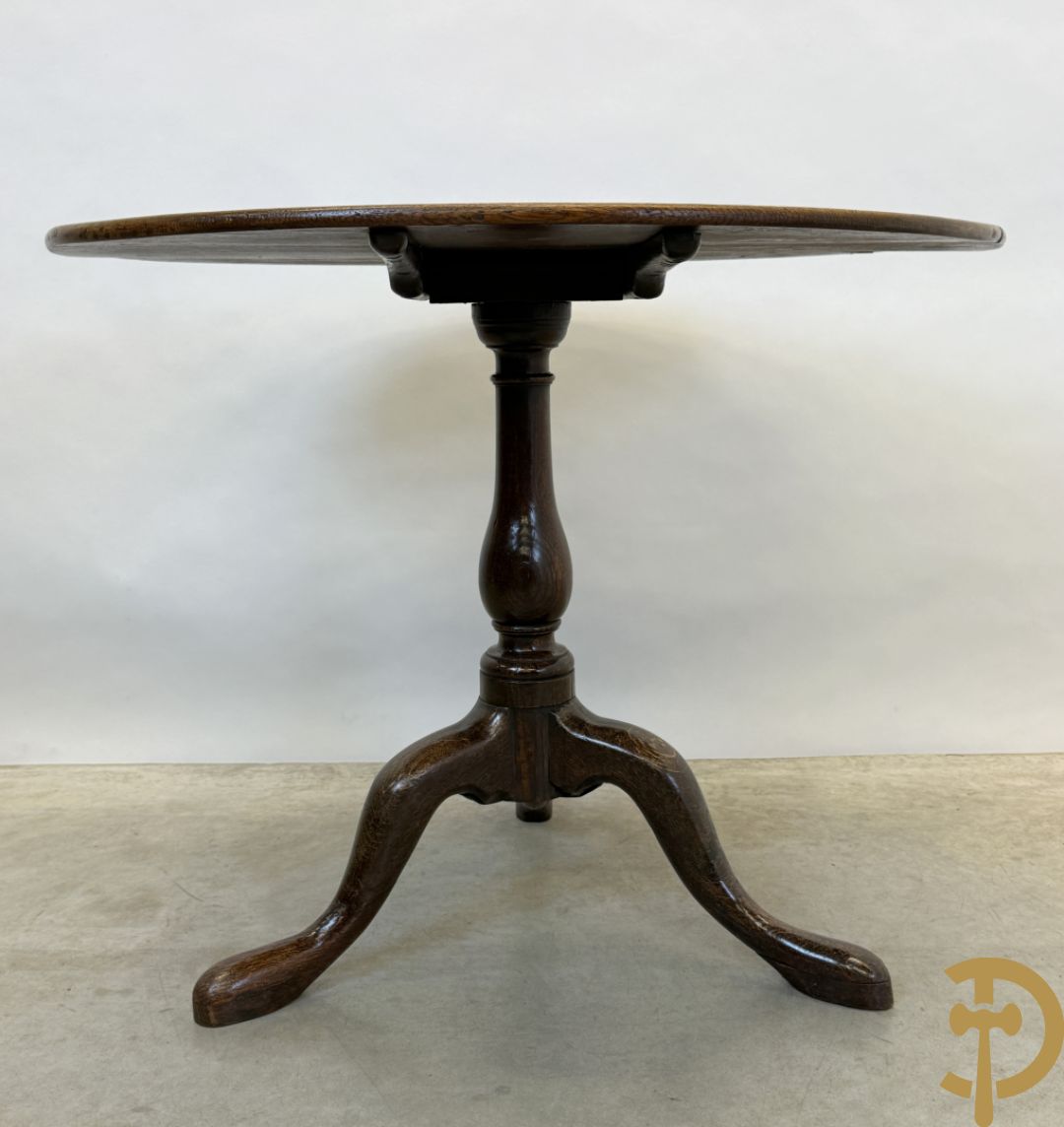 Engelse eiken ronde kantelbare flaptafel op Queen Anne poten + eiken bijzettafel op driepikkel