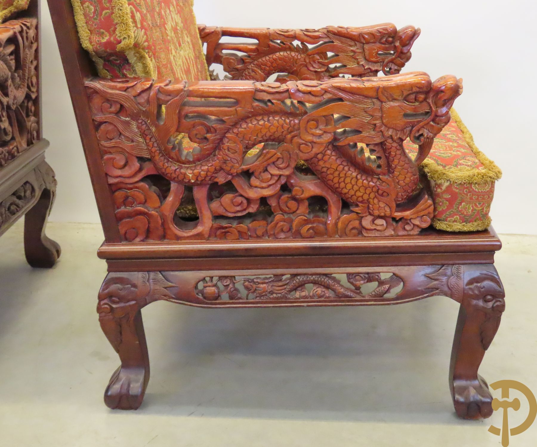 Aziatisch hardhouten salonensemble bestaande uit paar fauteuils met drakensculptuur en orientaalse motieven, paar lage banquettes, paar bijzettafels en salontafel