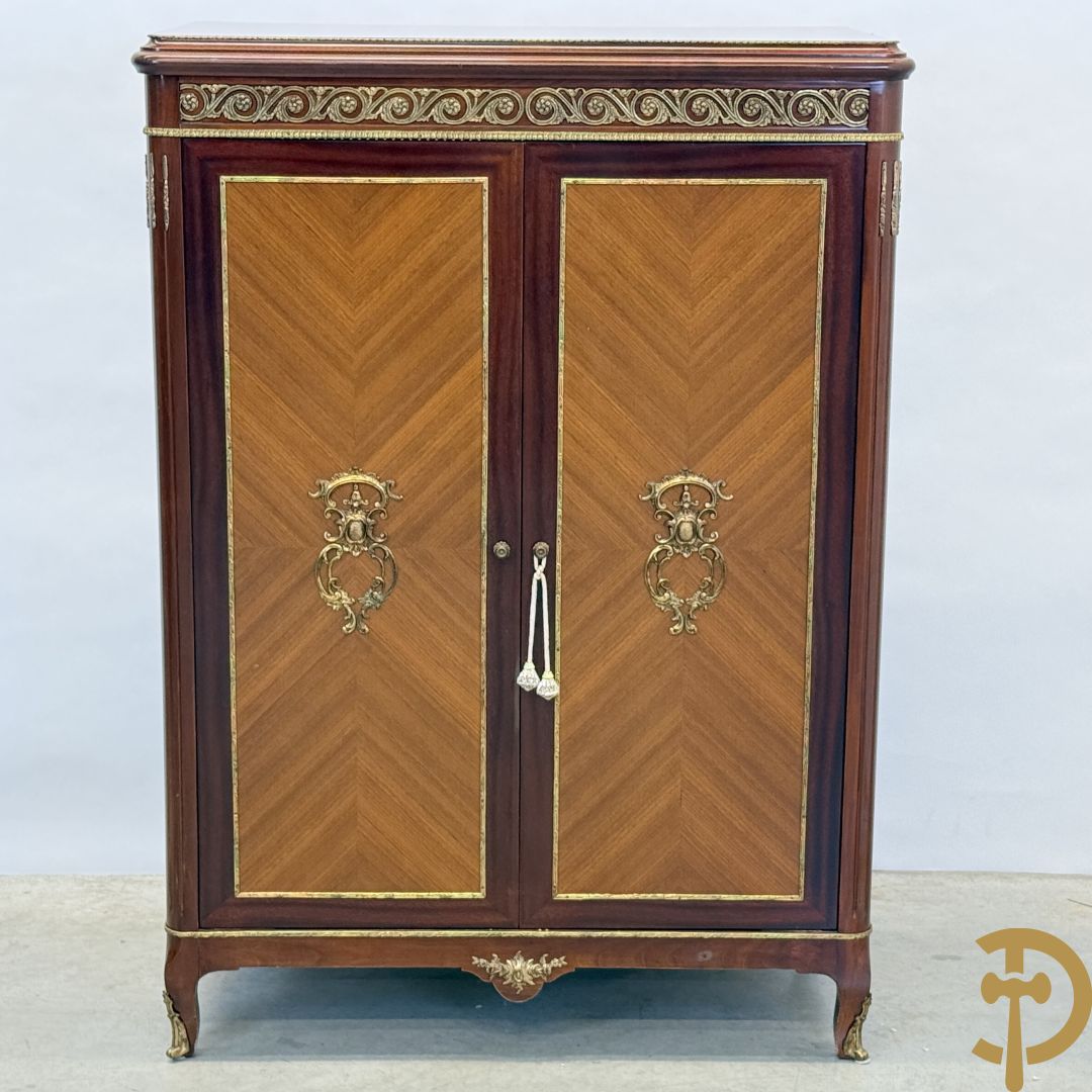 Notelaren tweedeurskast met bronsbeslag