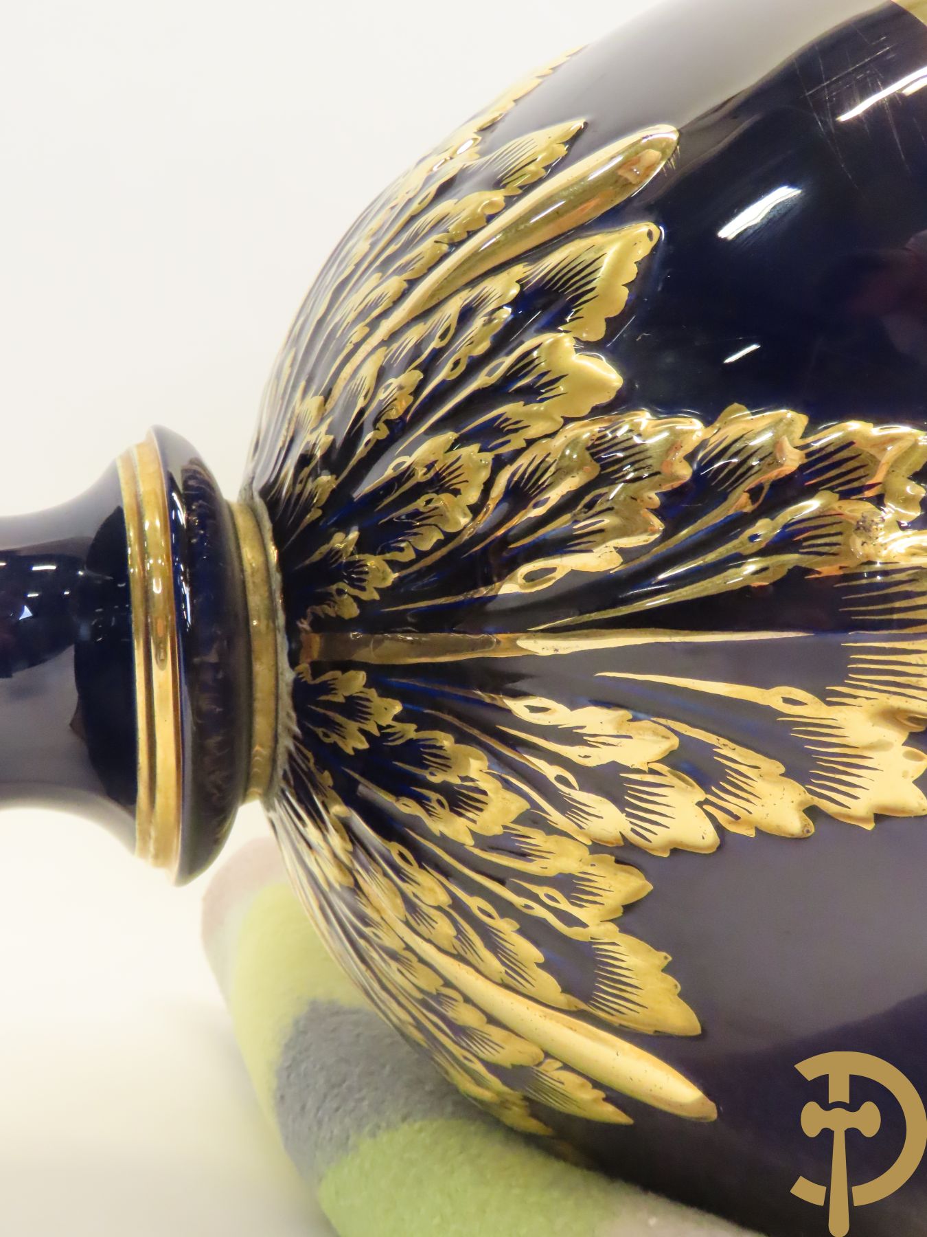 Grote kobaltblauwe porseleinen siervaas met deksel en accanthusranken opzij