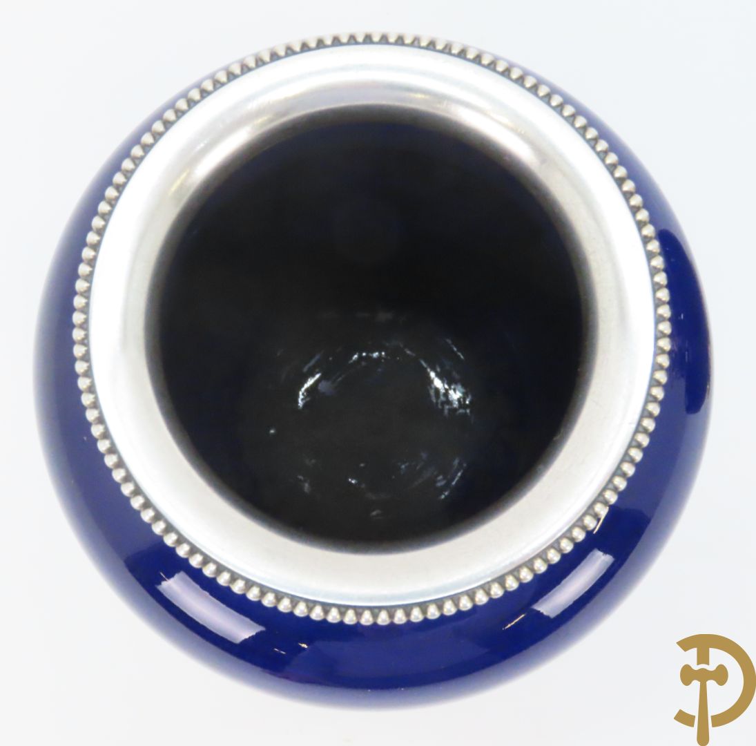 Paar Franse blauwe porseleinen vaasjes met massief zilveren hals en voet, Risler & Carre Paris gemerkt en gesigneerd R & C in ruitvorm