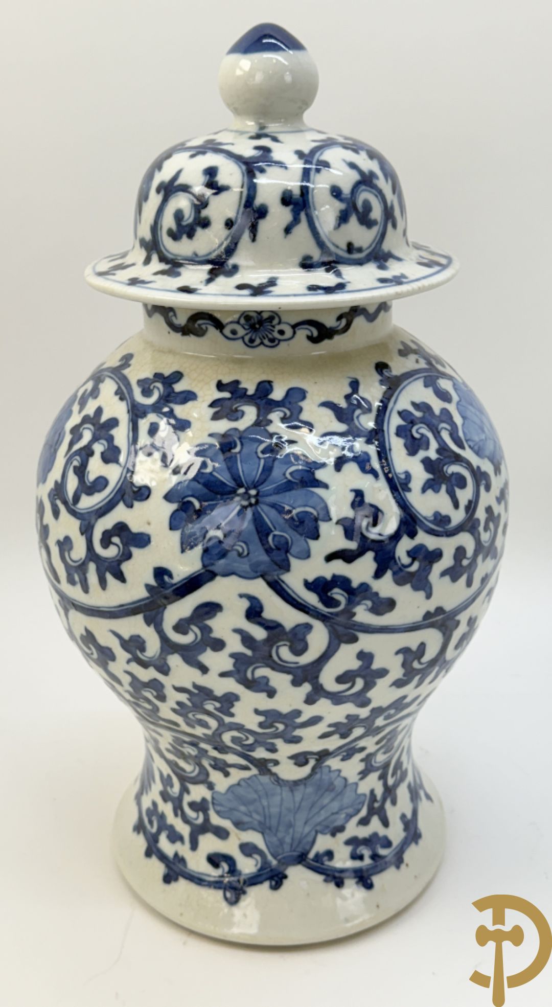 Paar Chinese dekselpotiches in blauw wit porselein met bloemendecor en accanthusranken