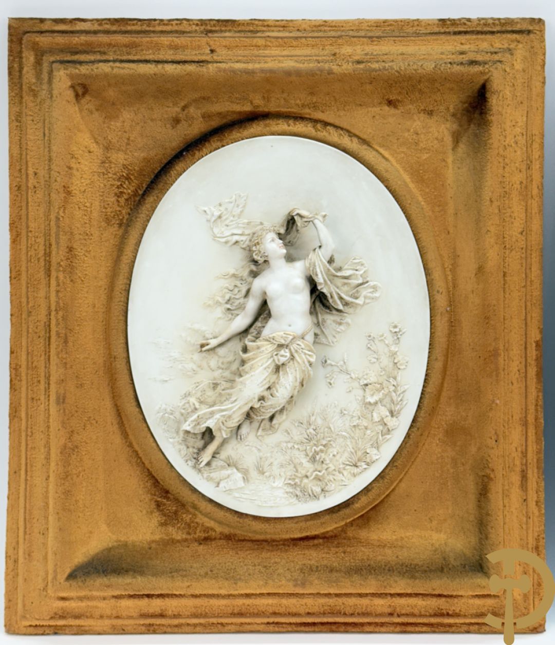 Paar ovale porseleinen plakkettes met elegante dame in bloemenveld