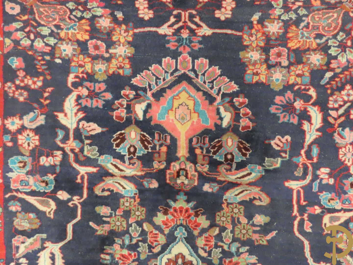 Oosters handgeknoopt tapijt met bloemen en dierenmotieven