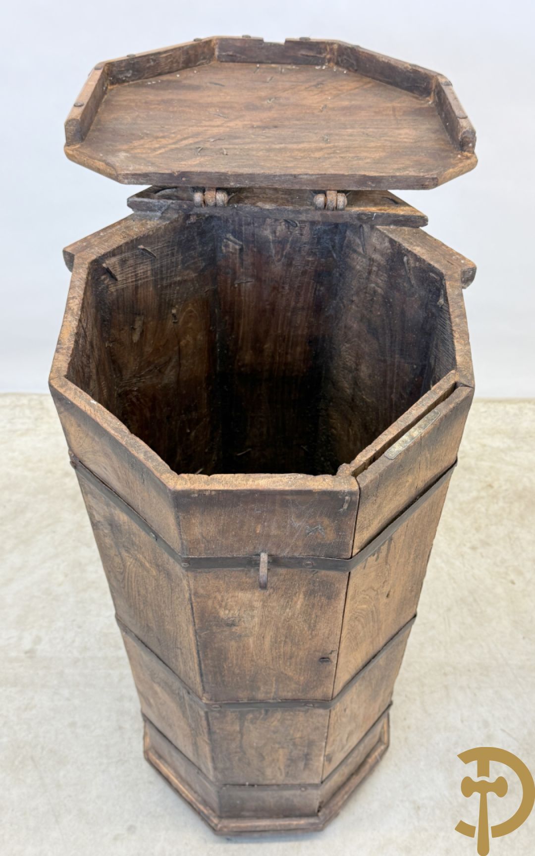 Achthoekig eiken opbergmeubel met smeedijzeren hengsels en geheime ruimte onderaan