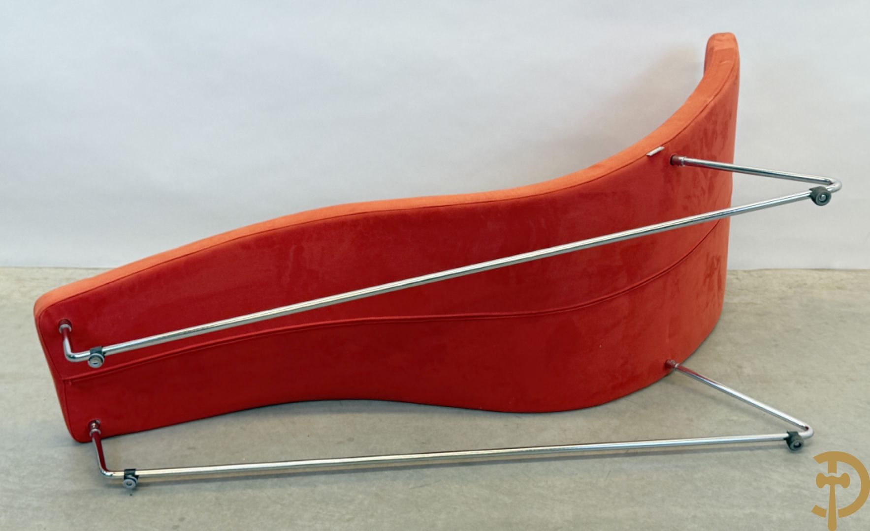 Design ligzetel in rode stof op chromé onderstel, Jongform