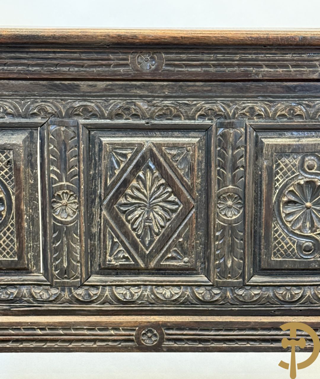 Massief eiken Engelse hall bank met gesculpteerde motieven