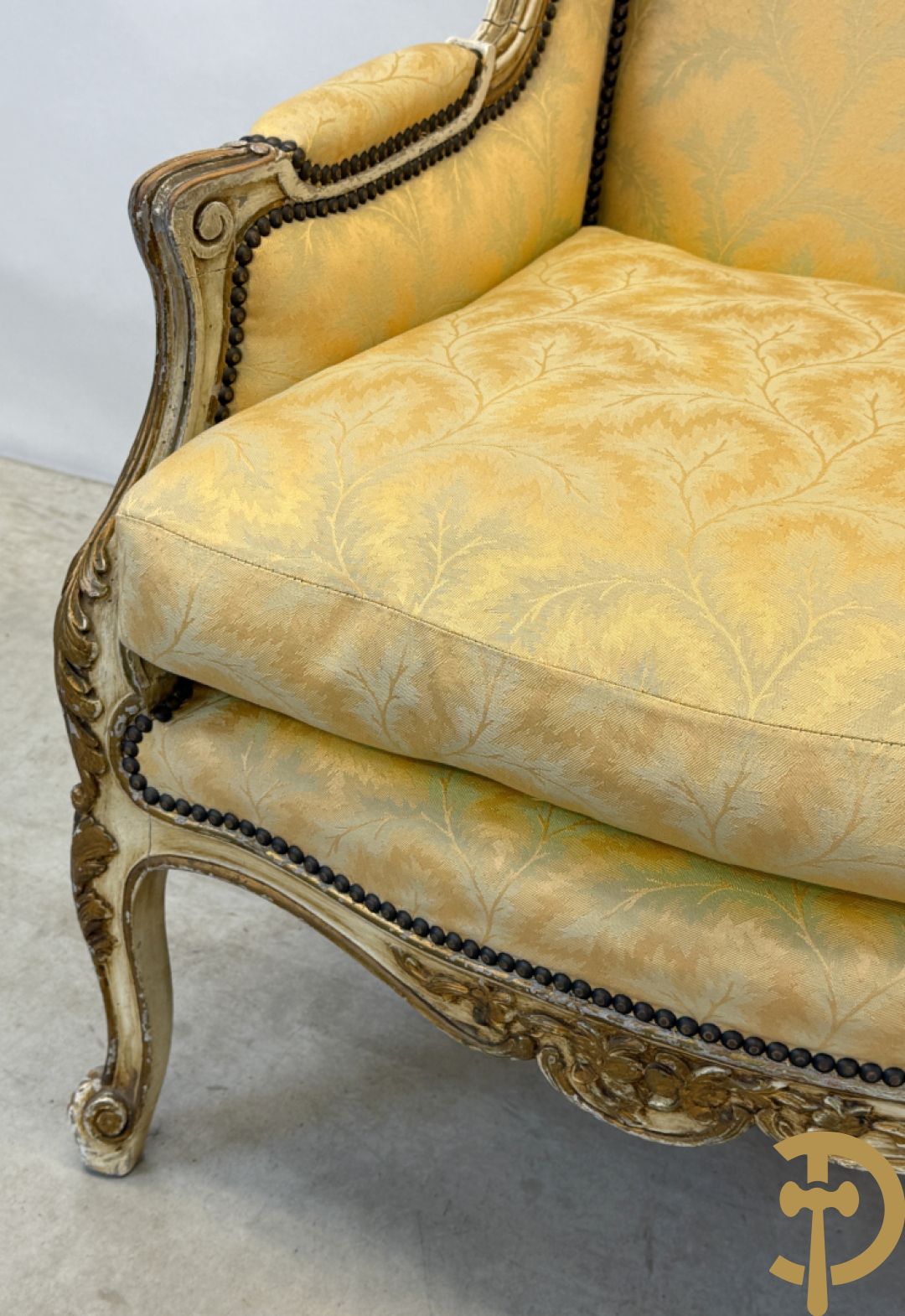 Paar Louis XV bergères met wangen, gesculpteerde accanthusranken en bloemenmotieven