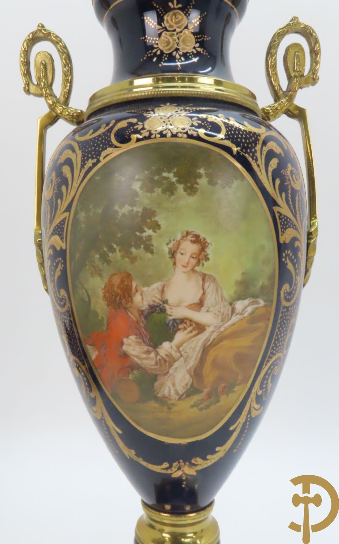 Paar kobaltblauwe dekselpotiches, Sèvres stijl