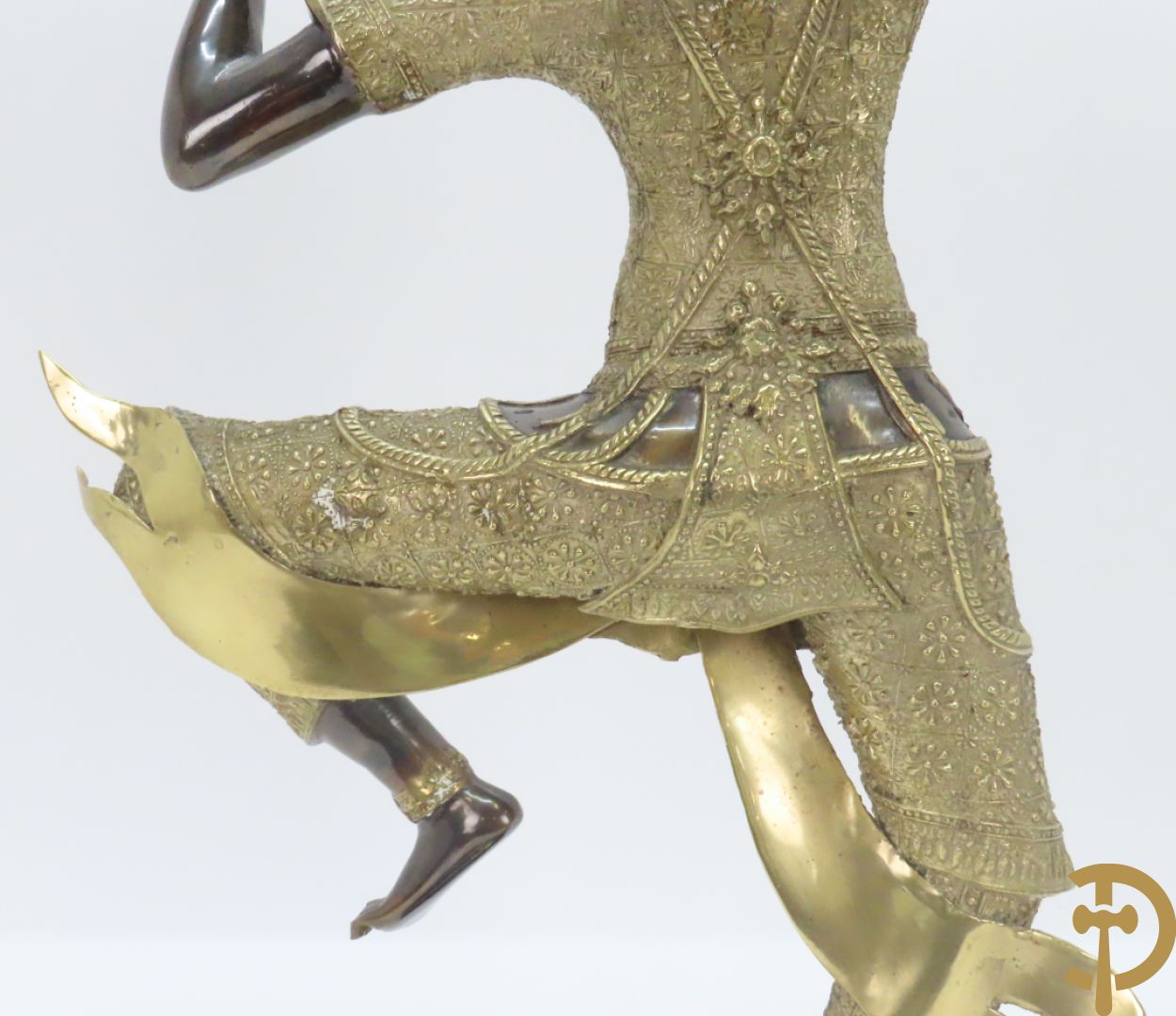 Twee staande koperen boedhistische figuren