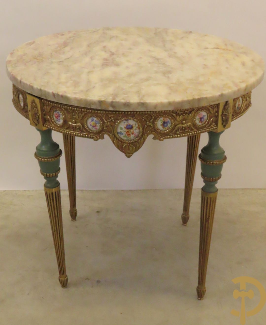 Koperen ronde bijzettafel bezet met porseleinen plakkettes