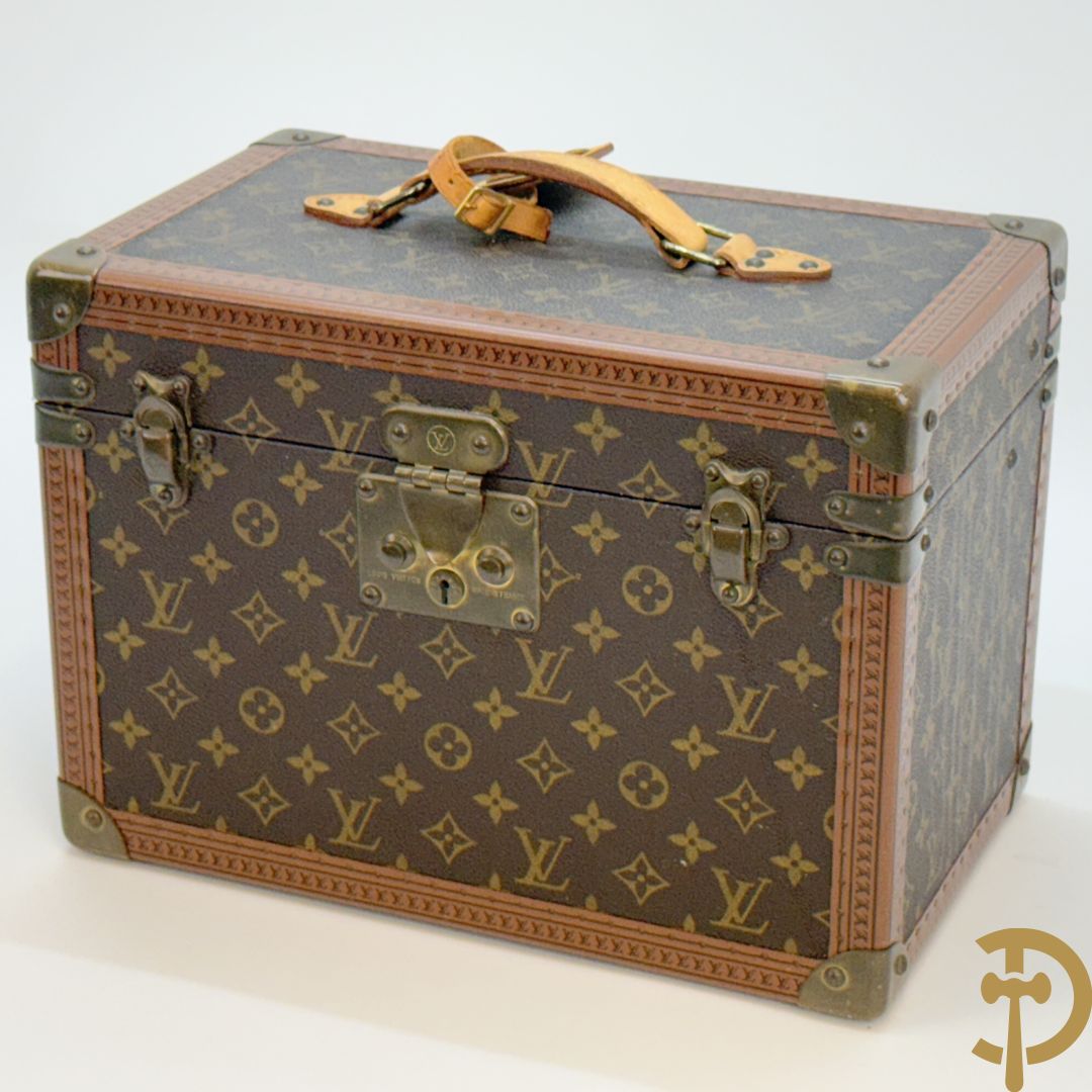 Louis Vuitton beauty case met verschillende vakjes en genummerd 948947