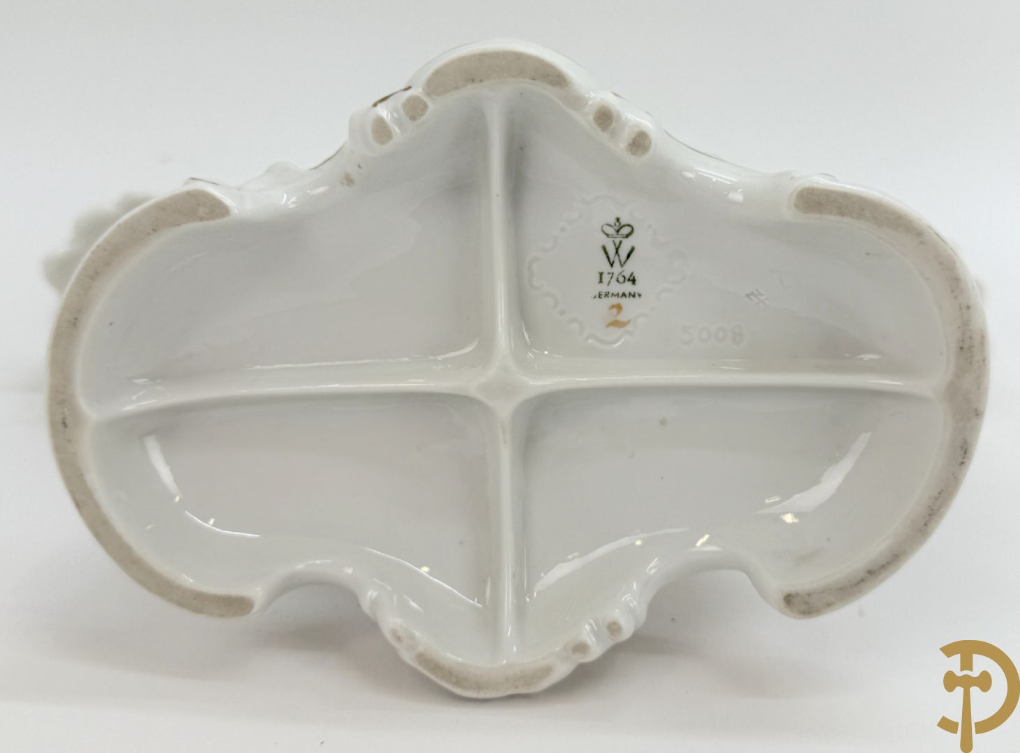 Twee kandelaars in biscuit met cupido