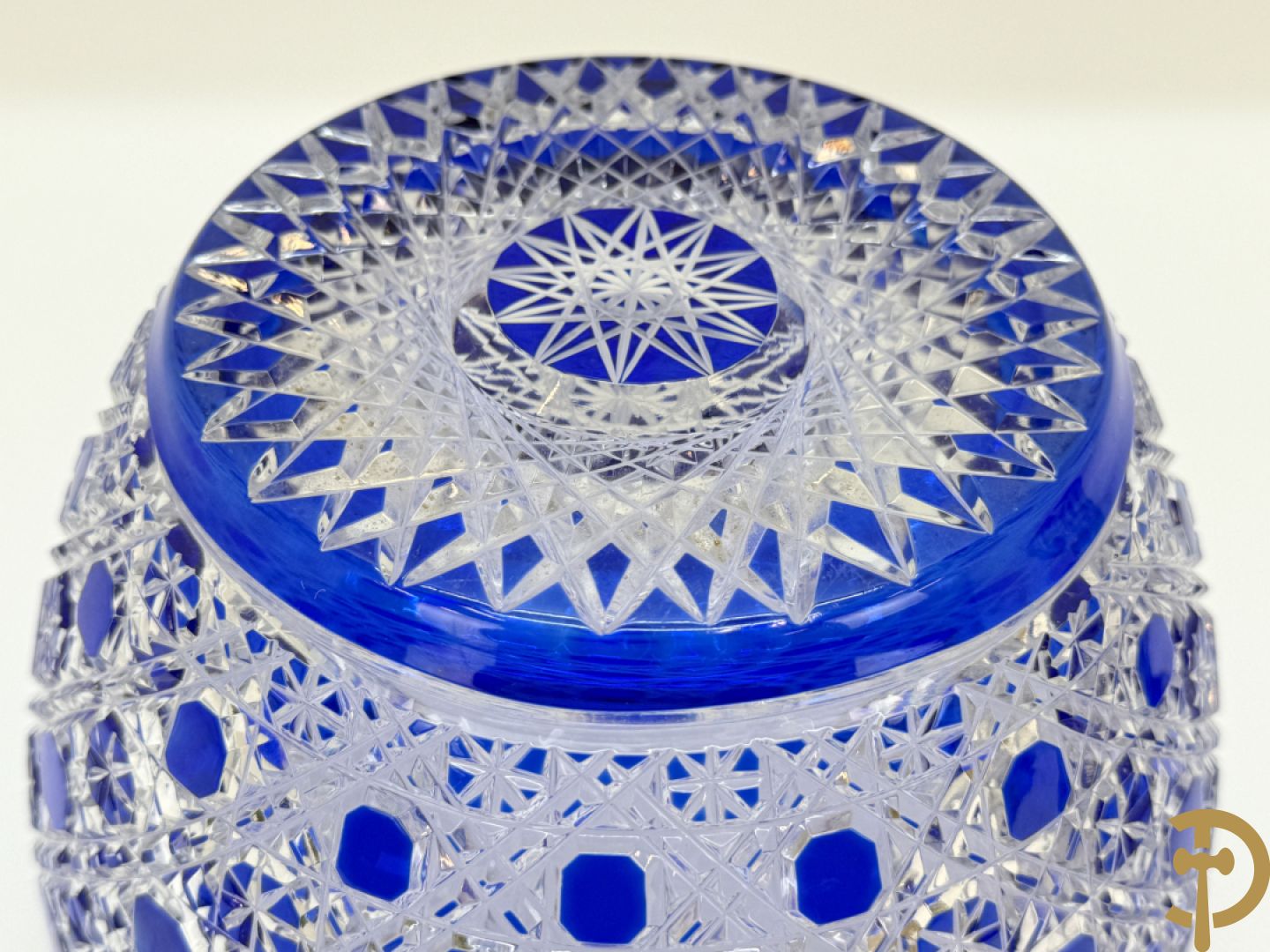 Blauwe handgeslepen en gefacetteerde kristallen punck bowl