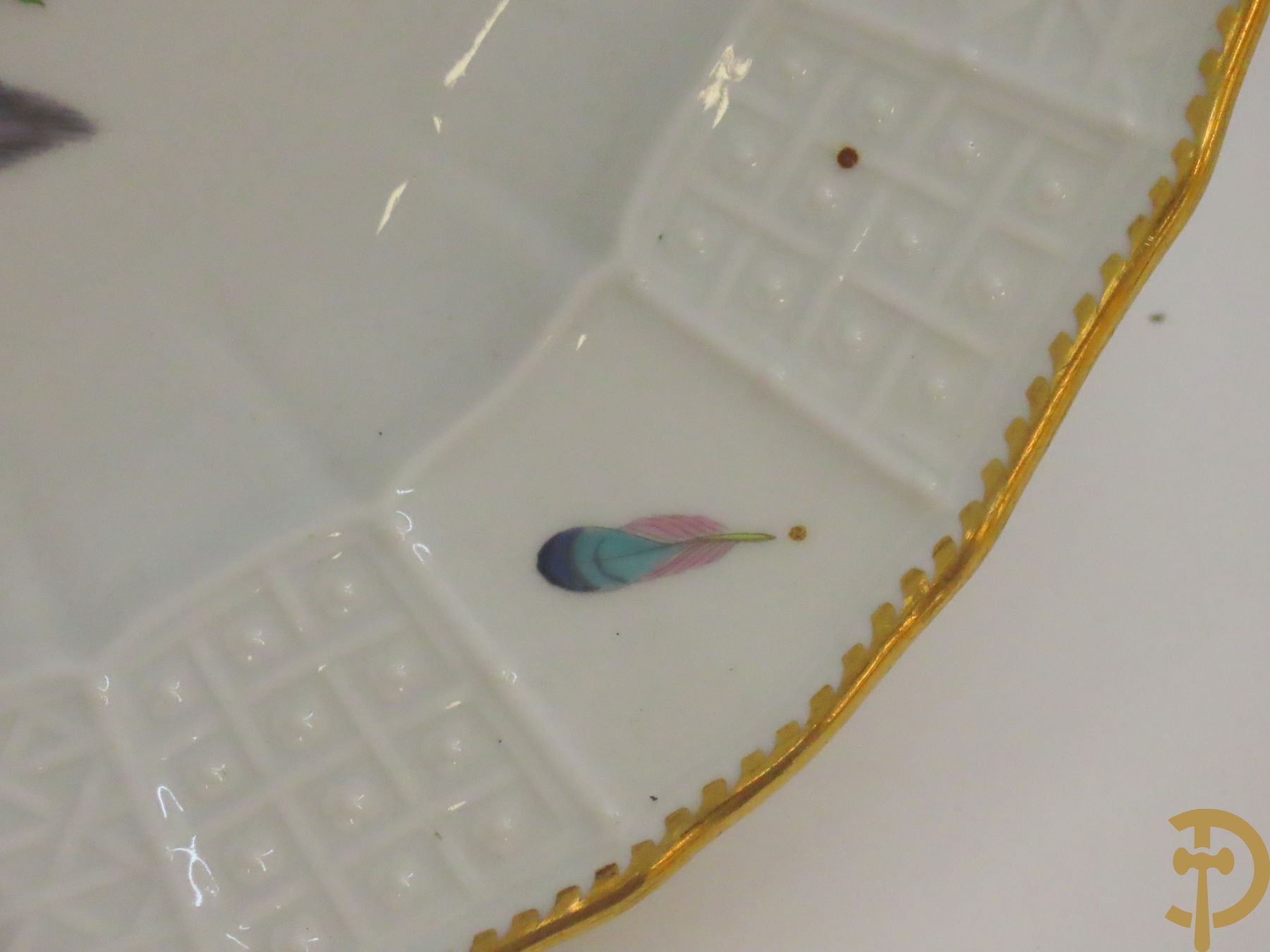 Zes porseleinen borden onder gemerkt met zwaarden / Meissen : 1 bord met stadstafereel, 1 verlucht bord met drakendecor, 1 bord met vogeldecor, 1 met bloemen en 2 met bloemendecor omgeven door vergulde rand