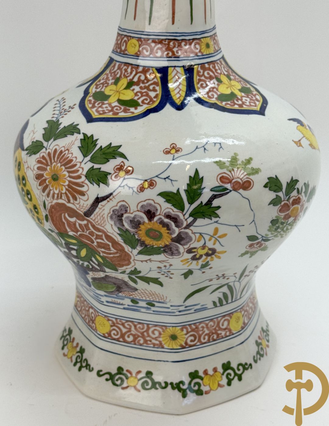 Driestel in polychrome faience met decor van vogels en bloemen bestaande uit dekselpotiche geflankeerd door 2 knobbelvazen, Boch 104/5