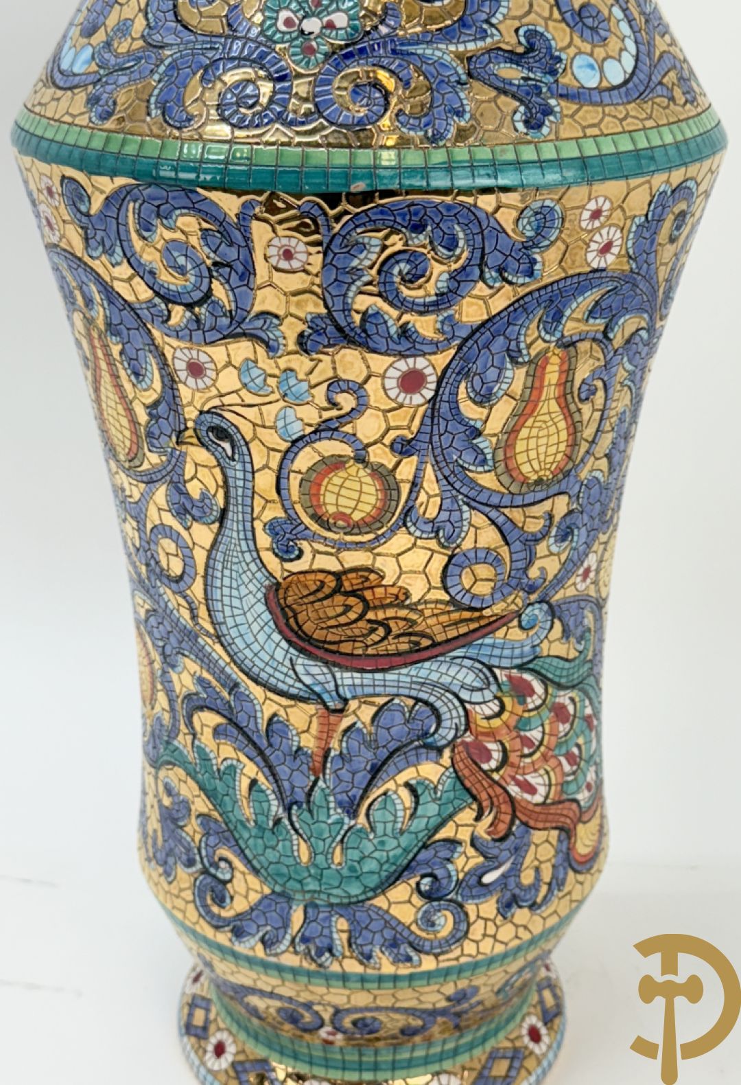 Twee Italiaanse vazen met verguld decor van personages en bloemenranken, Maioliche Deruta Italy 10005/45 en 10005/47