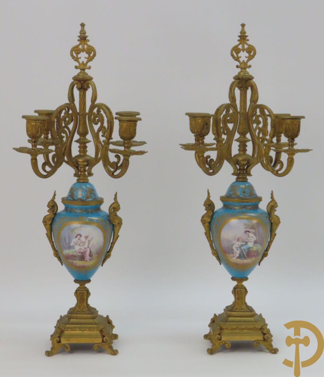 Paar Sèvres cassolettes met handbeschilderd romantisch decor van dame met cupido en landschapsdecor - met vergulde bronzen vierarmige kandelaar, Feccotte V. getekend