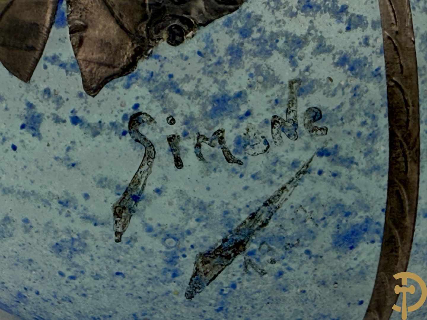 Vaas in glaspasta met decor van tinnen vlinders, Simone getekend