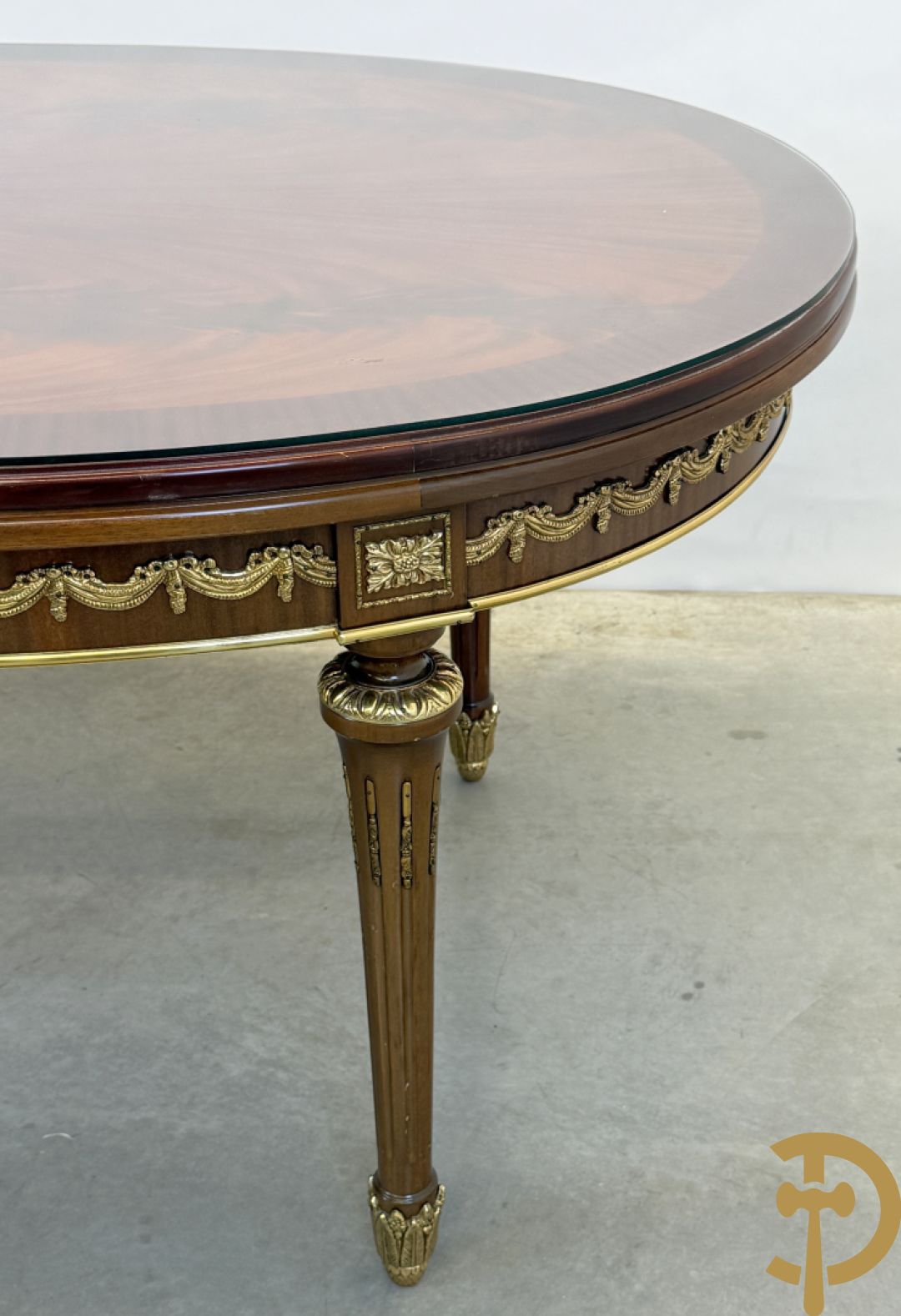 Ovale notelaren tafel bezet met bronsbeslag op gecanneleerde poten